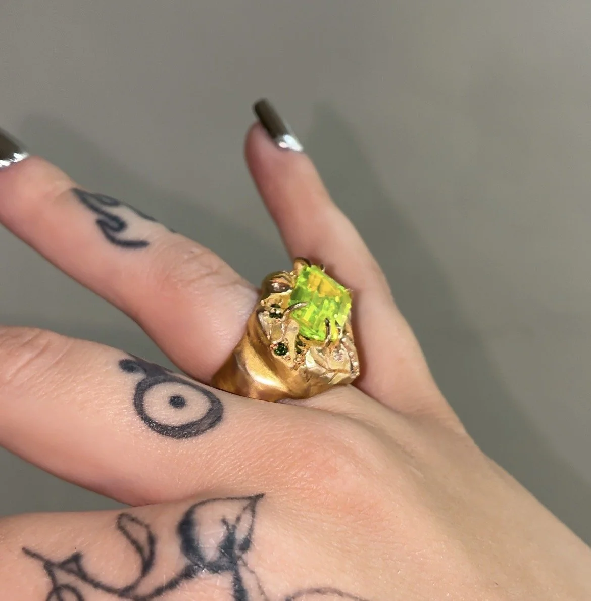Venus statement ring - A bright green Gemstone in red gold inspired by venus
