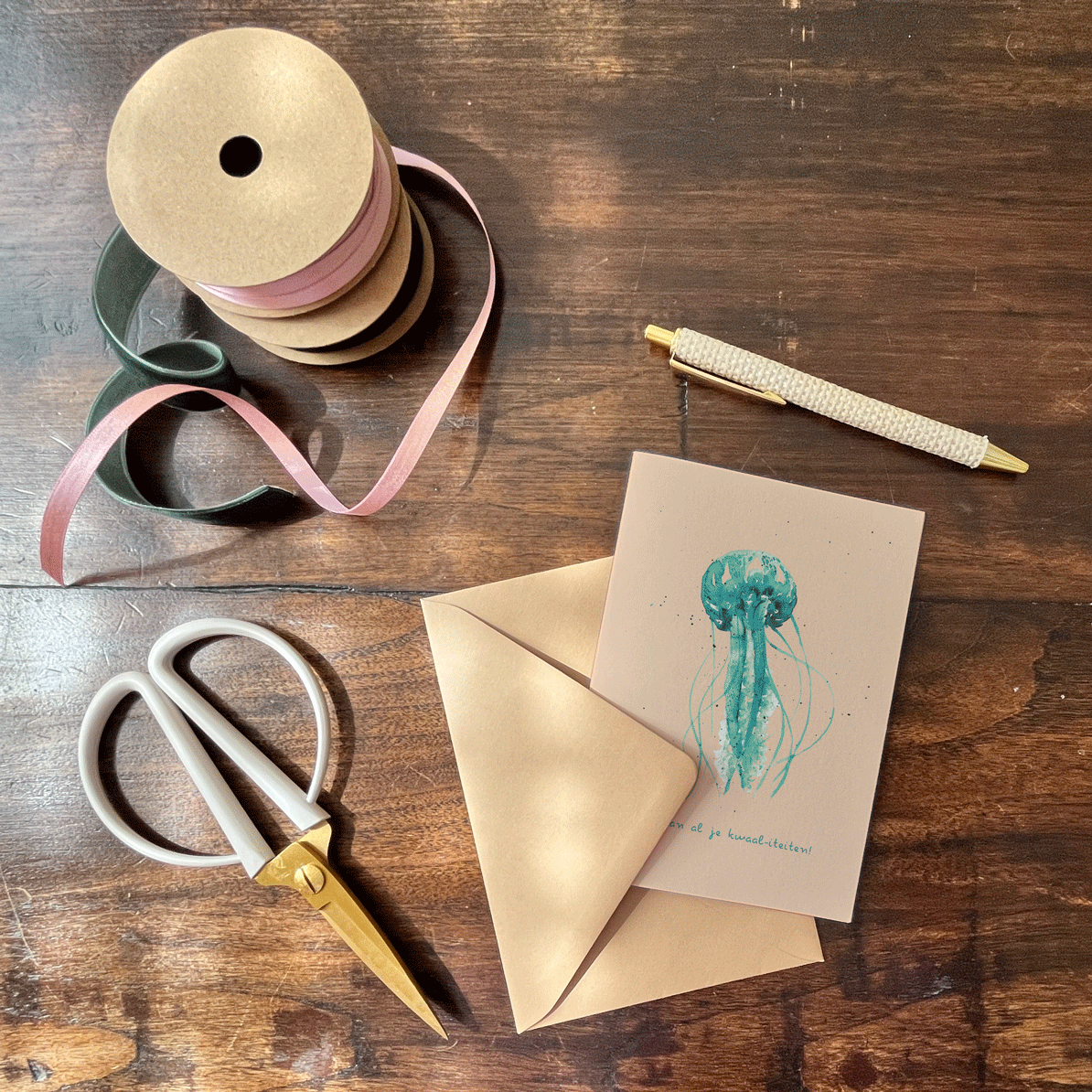 Playful Dutch jellyfish card with “Ik Hou van al je Kwaal-iteiten!” pun. A6 FSC paper with envelope.
