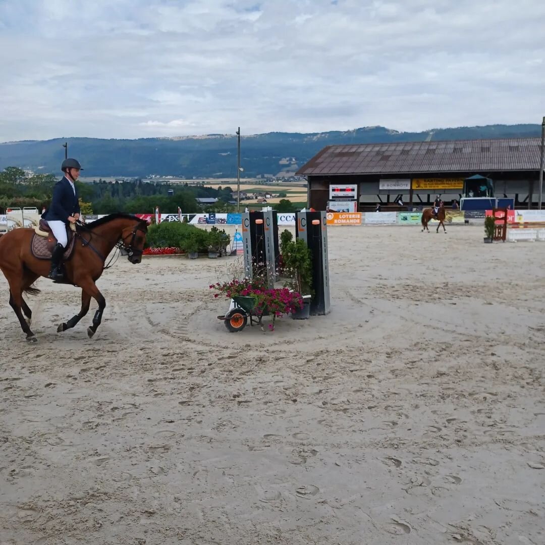 🐴🎸 Notre 3&egrave;me journ&eacute;e de concours se poursuit avec des R100 - R105, qui seront suivies de libres B70/80.

A 18h00, ne manquez pas les mythiques Six-Barres et d&egrave;s 21h30, notre soir&eacute;e &quot;Mets des paillettes dans ton ver