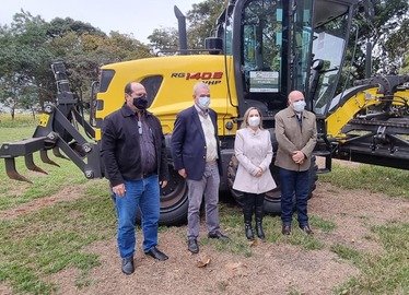 Município de Jardim recebe motoniveladora viabilizada por Geraldo Resende