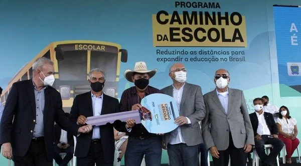 Geraldo entrega ônibus escolares do “Caminhos da Escola” para 20 municípios