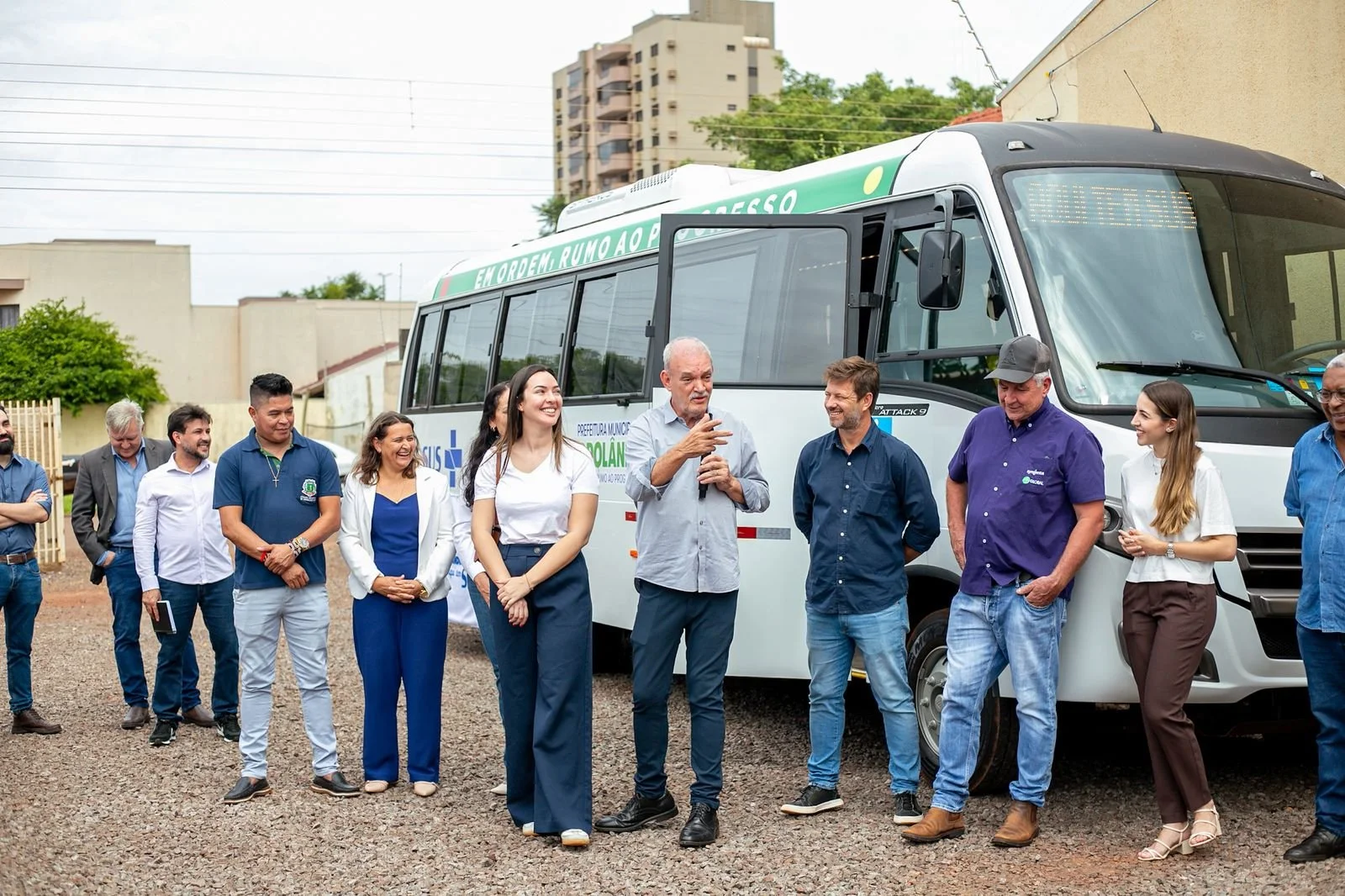 Geraldo Resende entrega micro-ônibus para saúde e inaugura piscina terapêutica da AAGD
