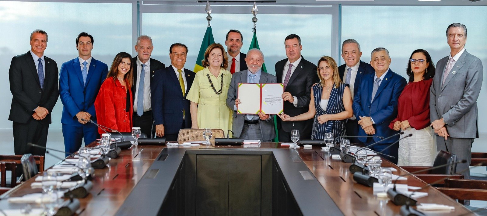 Eduardo Riedel assina financiamento para recuperação das rodovias estaduais com a presença da bancada federal