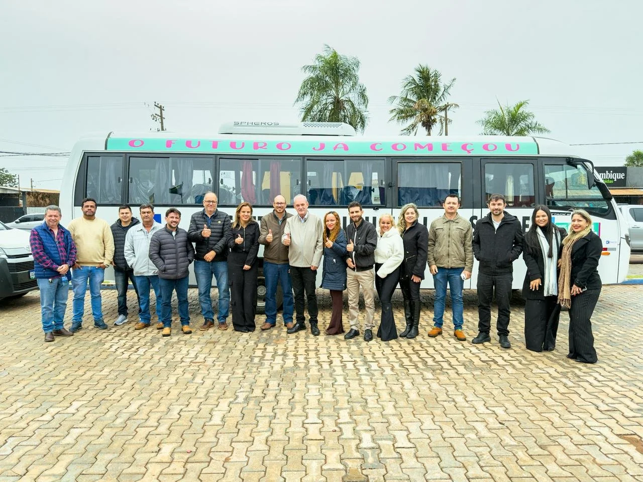 Geraldo Resende entrega micro-ônibus para transporte de pacientes da saúde em Coronel Sapucaia