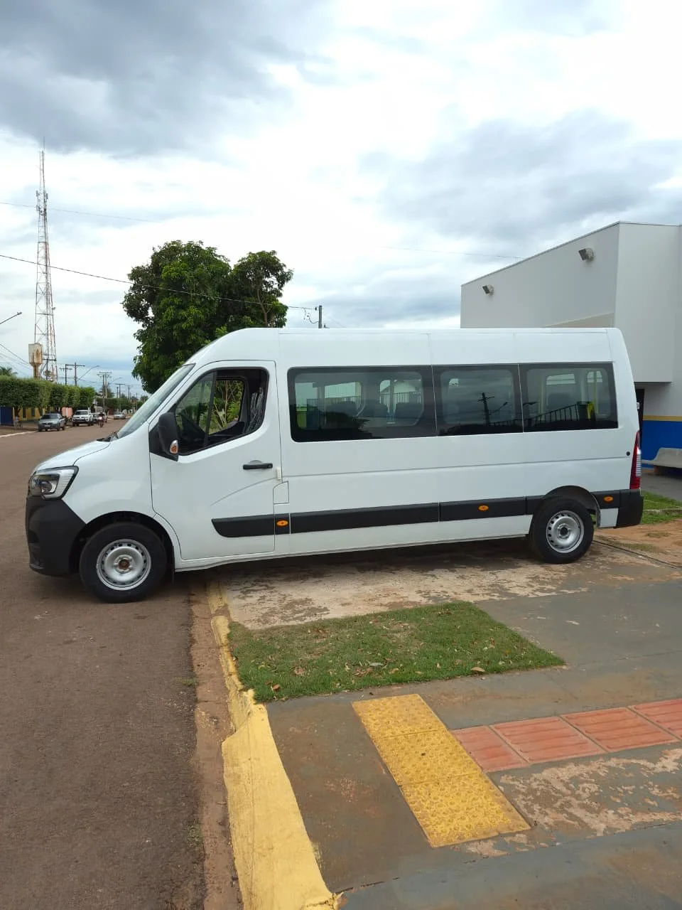 Com emenda de Geraldo Resende, Pedro Gomes recebe van para transporte de pacientes