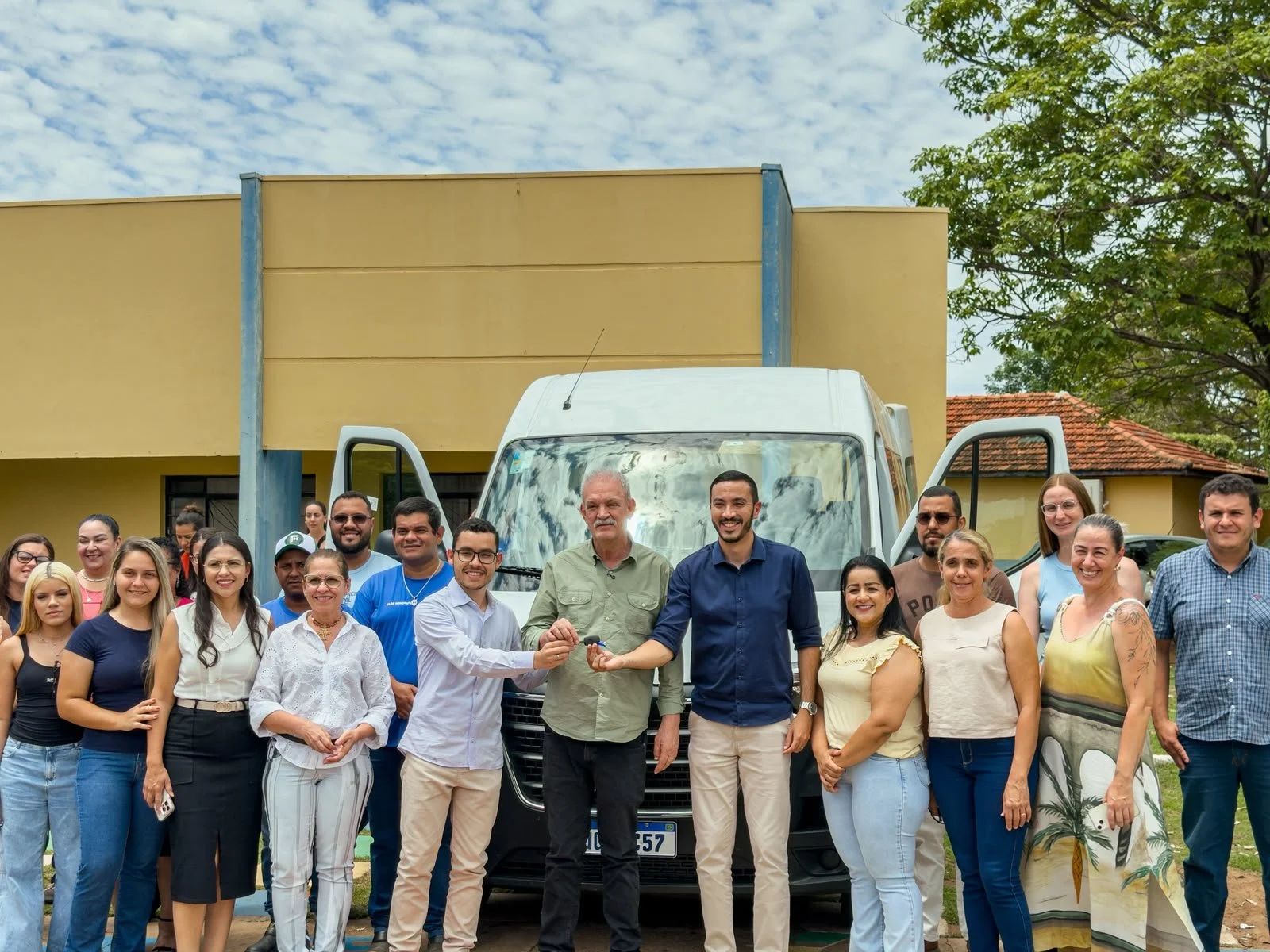 Pedro Gomes recebe van para transporte de pacientes e avança na reforma de estádio com recursos de Geraldo Resende&nbsp;
