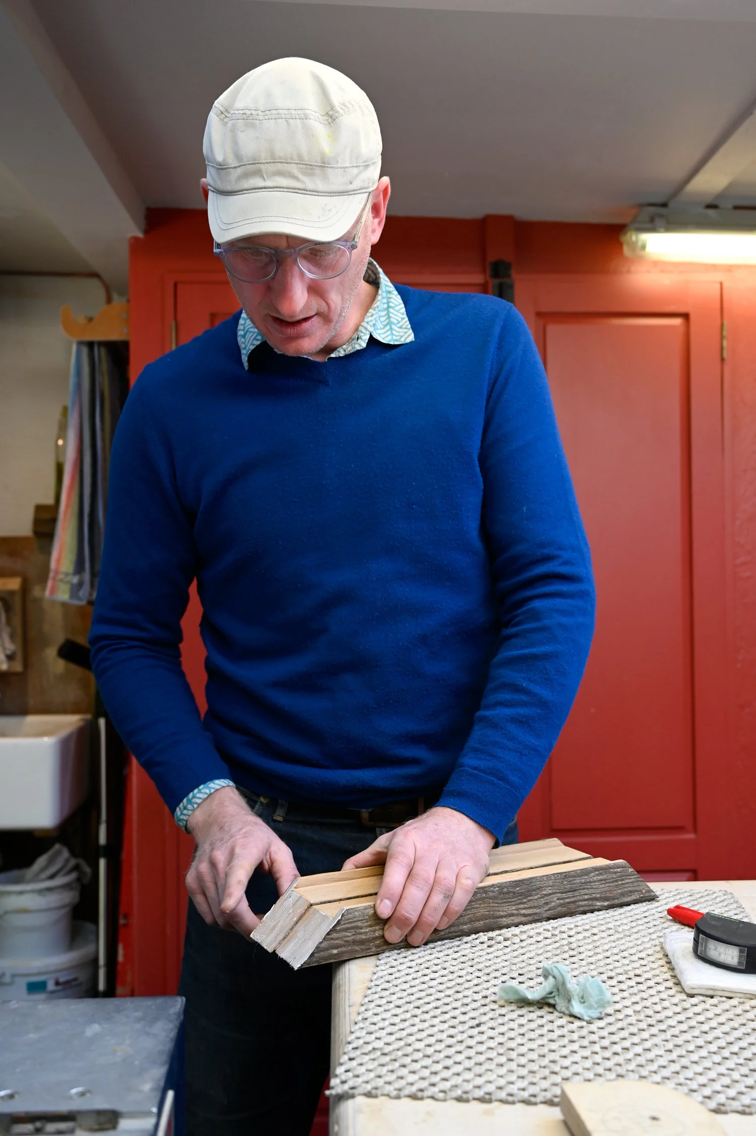 man-hand-making-picture-frame-03.jpg
