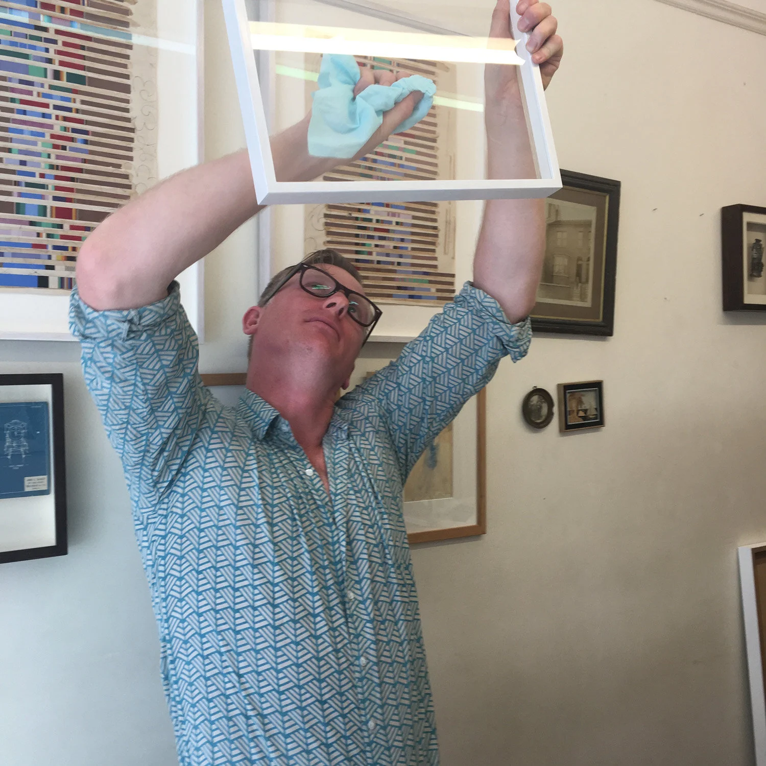 polishing-picture-frame-glass.jpg