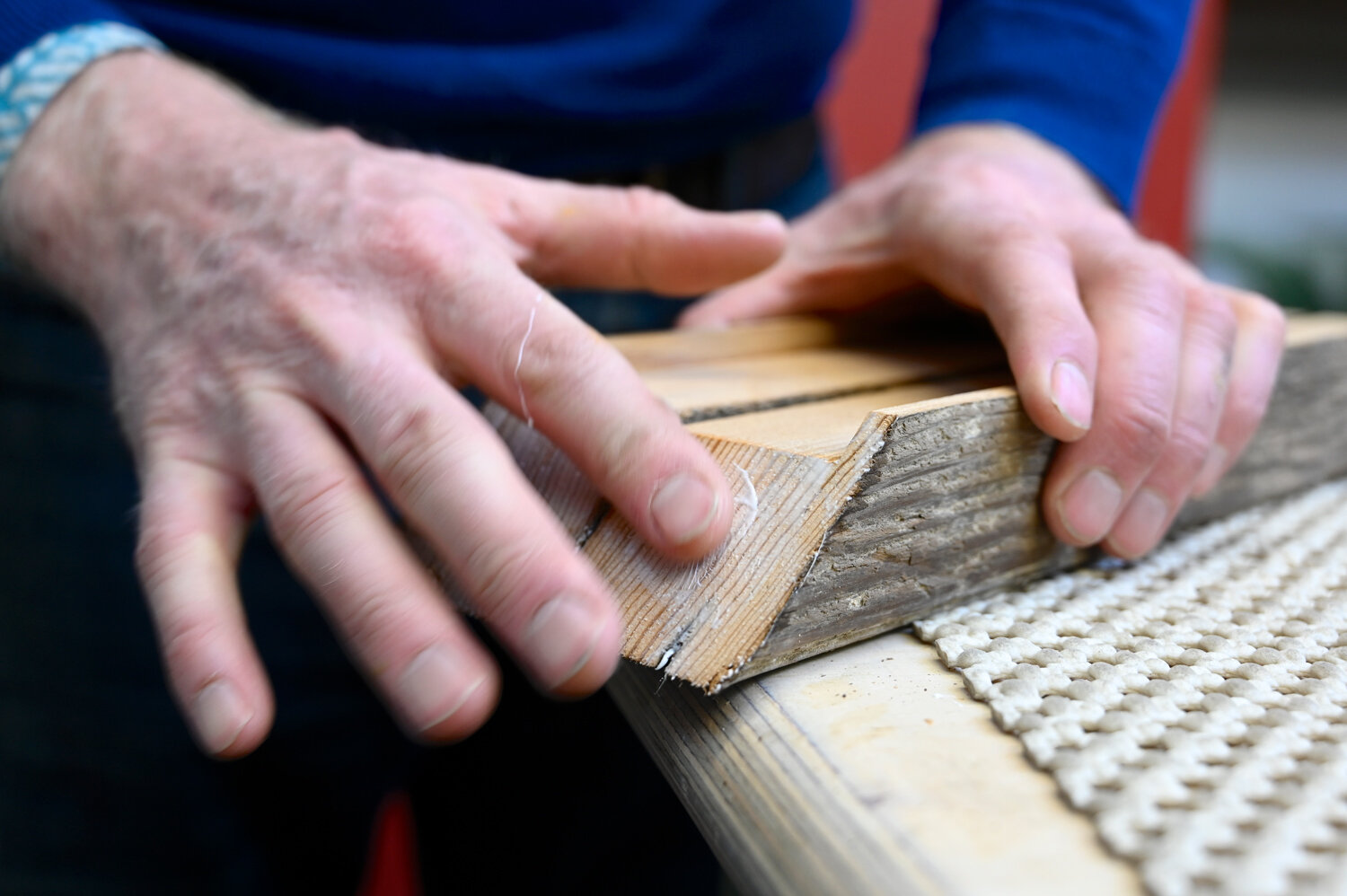 hand-making-picture-frame-02.jpg