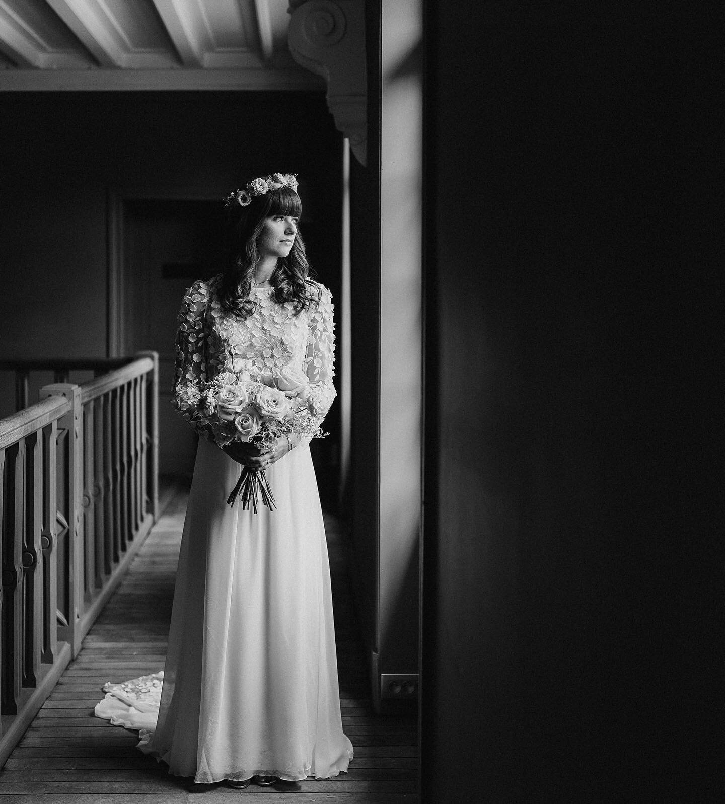 Petit portrait de la magnifique Coline juste avant de partir pour la c&eacute;r&eacute;monie religieuse.

#mariage #mari&eacute;e #bride #bridetobride #wedding #weddingday #weddingdress #weddingphotography #photographedemariage