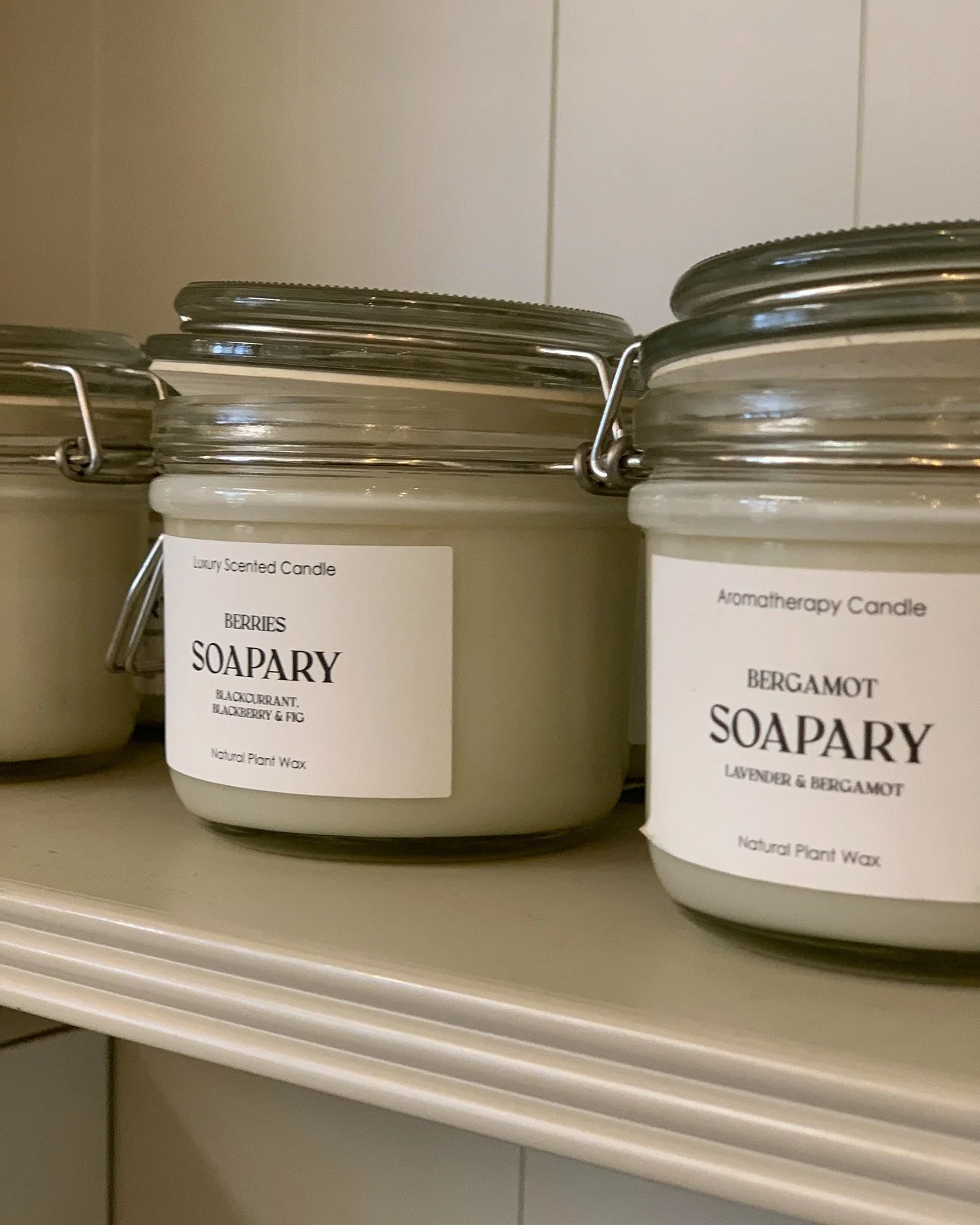 Bring the garden in.
Our Garden Collection carries the scent of the outdoors through every season &mdash; berries and bergamot, vine tomato, summer rose and herb garden.
Fresh, familiar notes that linger softly, paired with the beautiful glow of our 