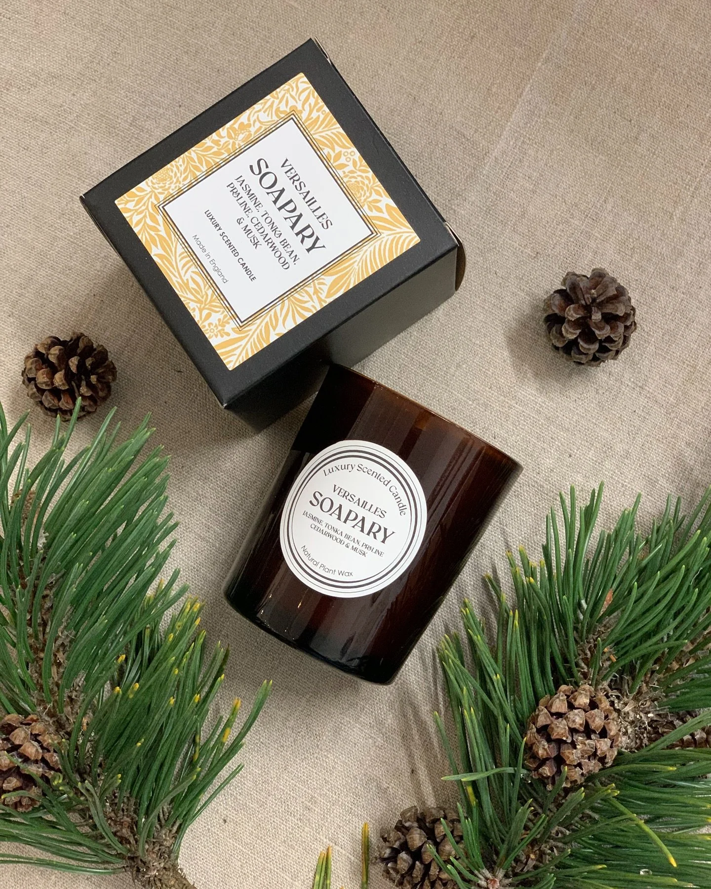 Versailles — one of our best-loved heritage scents.
A rich blend of jasmine, tonka bean, praline, cedarwood and musk.
Rich, nostalgic and cosy — a scent that wraps the room in quiet warmth, perfect for autumn evenings.
#Soapary #Versaill