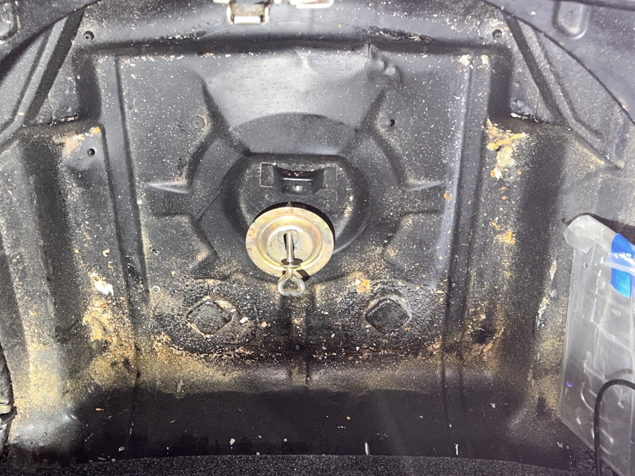 porsche-914-spare-tire-area.jpeg