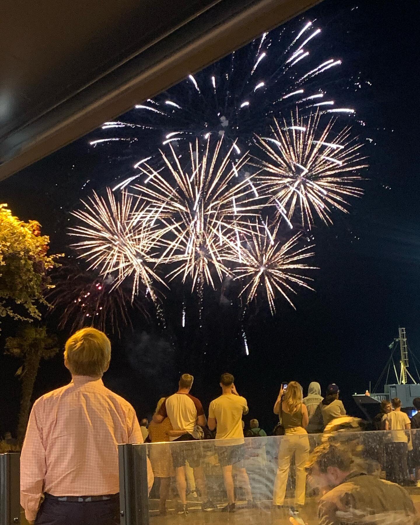 Thursday night summer fireworks on the quay 🎆 watched from @sttroppoole perfect evening 👌🏼

#poole #lovepoole #lovepooleuk #poolequay #fireworks #sttropezlounge #fish #ros&eacute; #visitpoole #bestofpoole #swisbest #dorset #visitpoole #summer