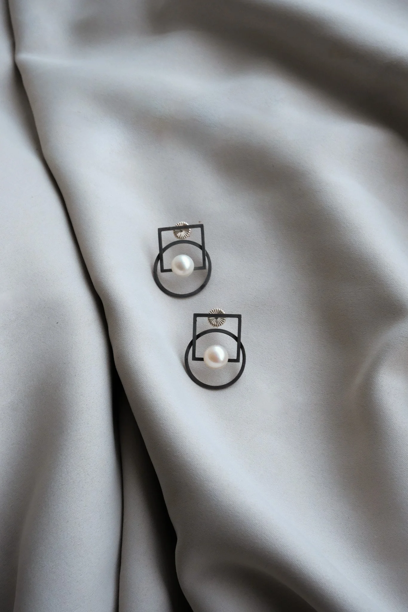 Geomatric Pearl Earrings by Min-Ling Hsieh 07(s).jpg