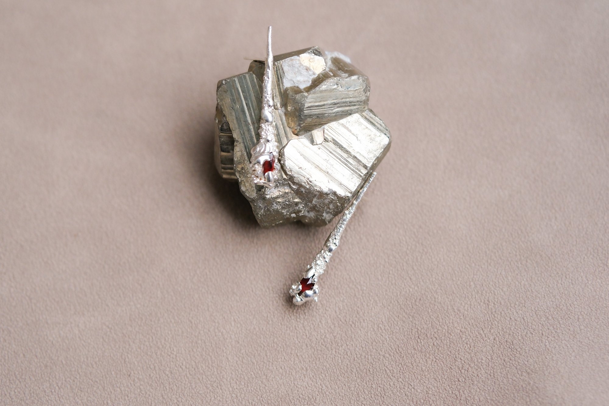 Drops Lava Earring by Maria Ignacia Walker 03.jpg