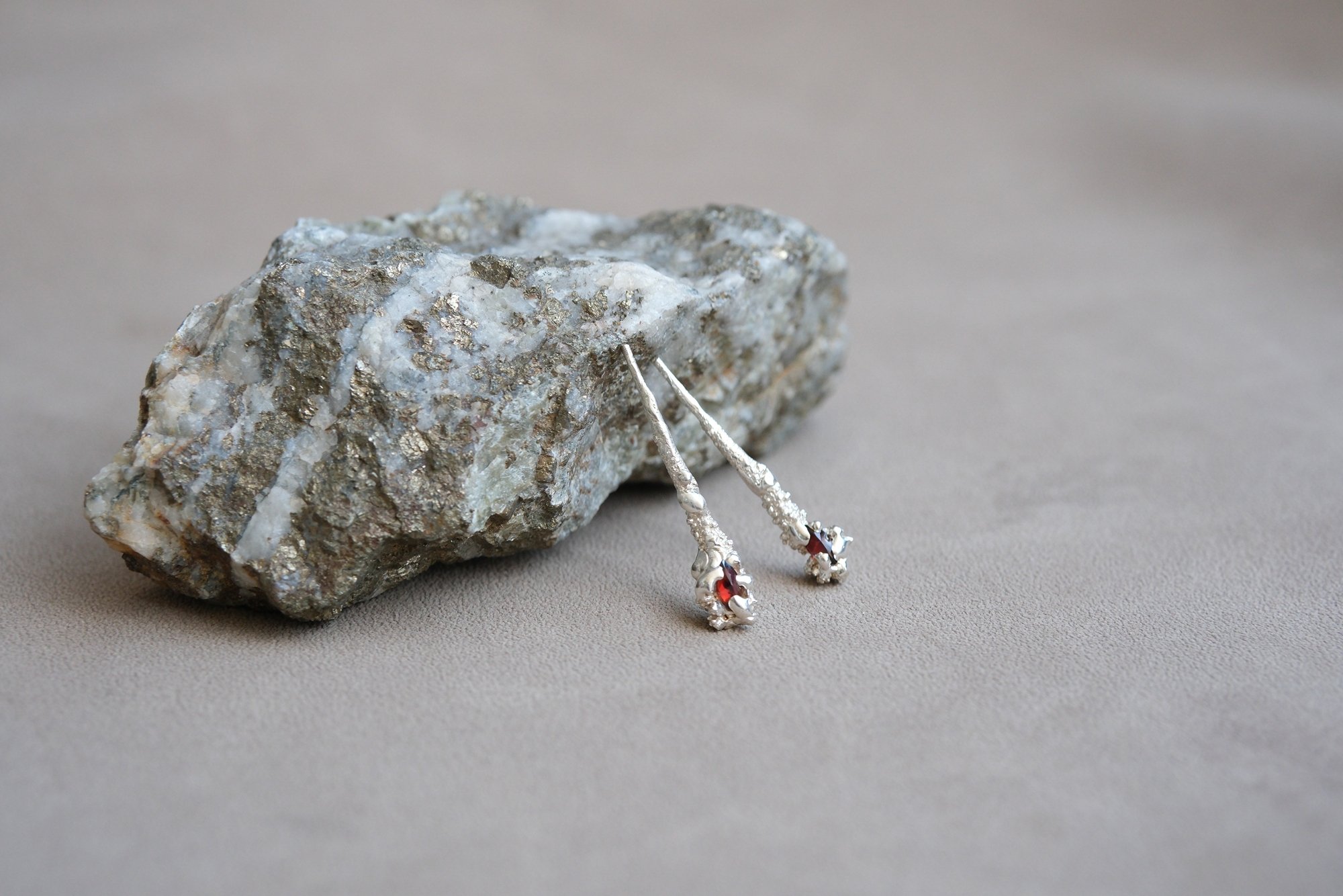 Drops Lava Earring by Maria Ignacia Walker 06.jpg