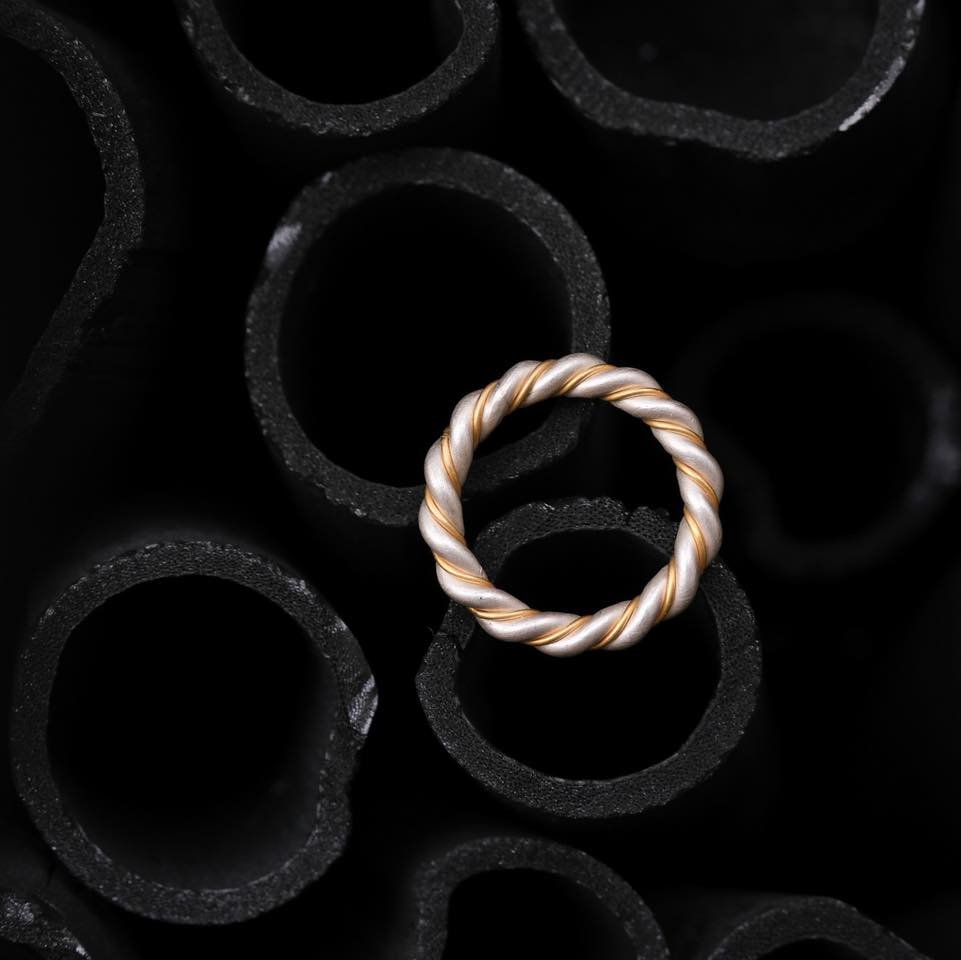 Rope Ring由925銀和18K黃金編織而成，兩者的結合使本身堅硬的物料呈流動又優雅的型態。以雙色細節點綴中性外型，是一款獨特的婚戒選項！

The rope ring showcases sterling silver and 18K gold wires, intricately intertwined to give the seemingly sturdy material a fluid and flowing form. With its unique bi-color desi