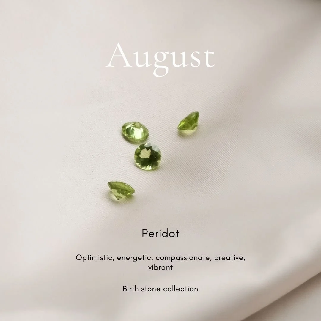 𝐀𝐮𝐠𝐮𝐬𝐭 / 𝐏𝐞𝐫𝐢𝐝𝐨𝐭 &ndash; birthstone ☀️🌿 ～𝑶𝒑𝒆𝒏 𝒇𝒐𝒓 𝒄𝒖𝒔𝒕𝒐𝒎 𝒎𝒂𝒅𝒆&dagger;♡ 

八月出生的人如橄欖石般，閃耀著夏日陽光的清澈綠光。它象徵新生、勇氣與守護，帶來純粹而積極的能量。這些人天真而堅定，心中懷抱著希望，如同盛夏微風驅散陰霾，為自己與他人注入溫暖與光亮。🌞🌱✨

我們以橄欖石的鮮明綠意為靈感，為八月生辰打造專屬的訂製首飾&mdash;&mdash;象徵生命力與