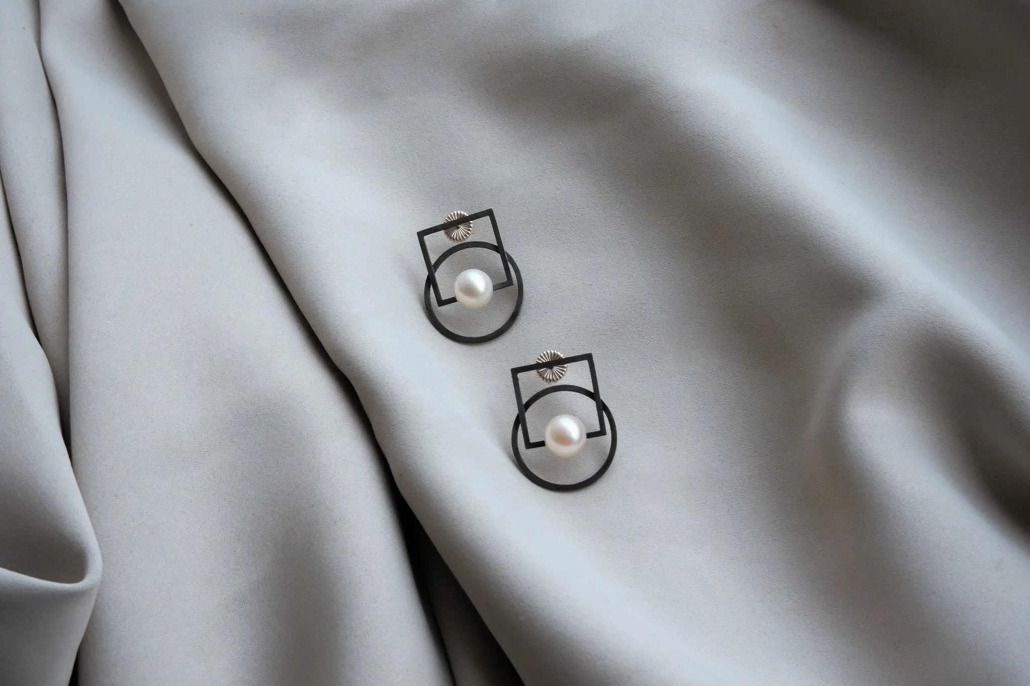 Geomatric Pearl Earrings by Min-Ling Hsieh 08(s).jpg