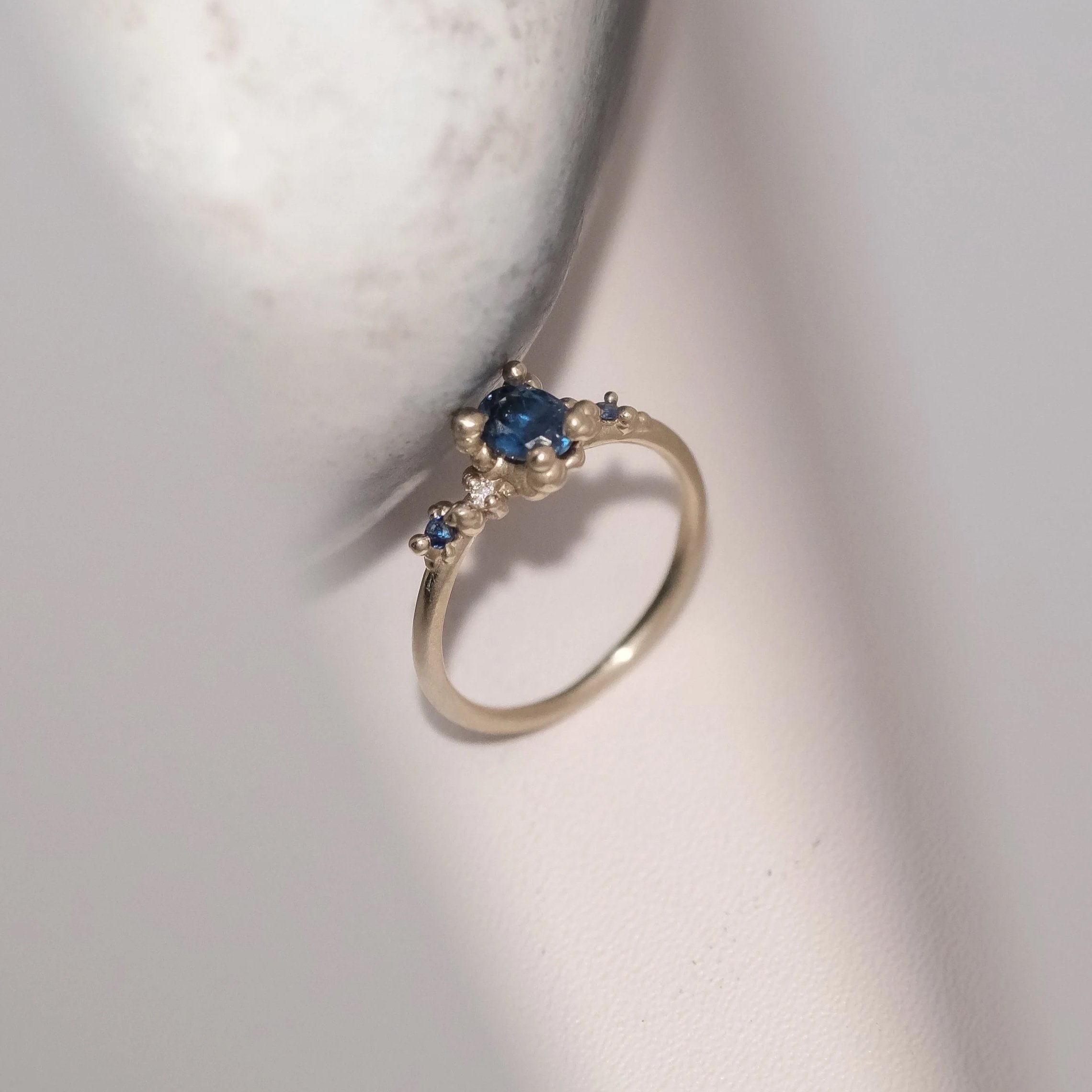 18K+White+Marine+Stella+RingII+Blue+Sapphire%2C+diamonds+by+Belinda+Chang3.jpg