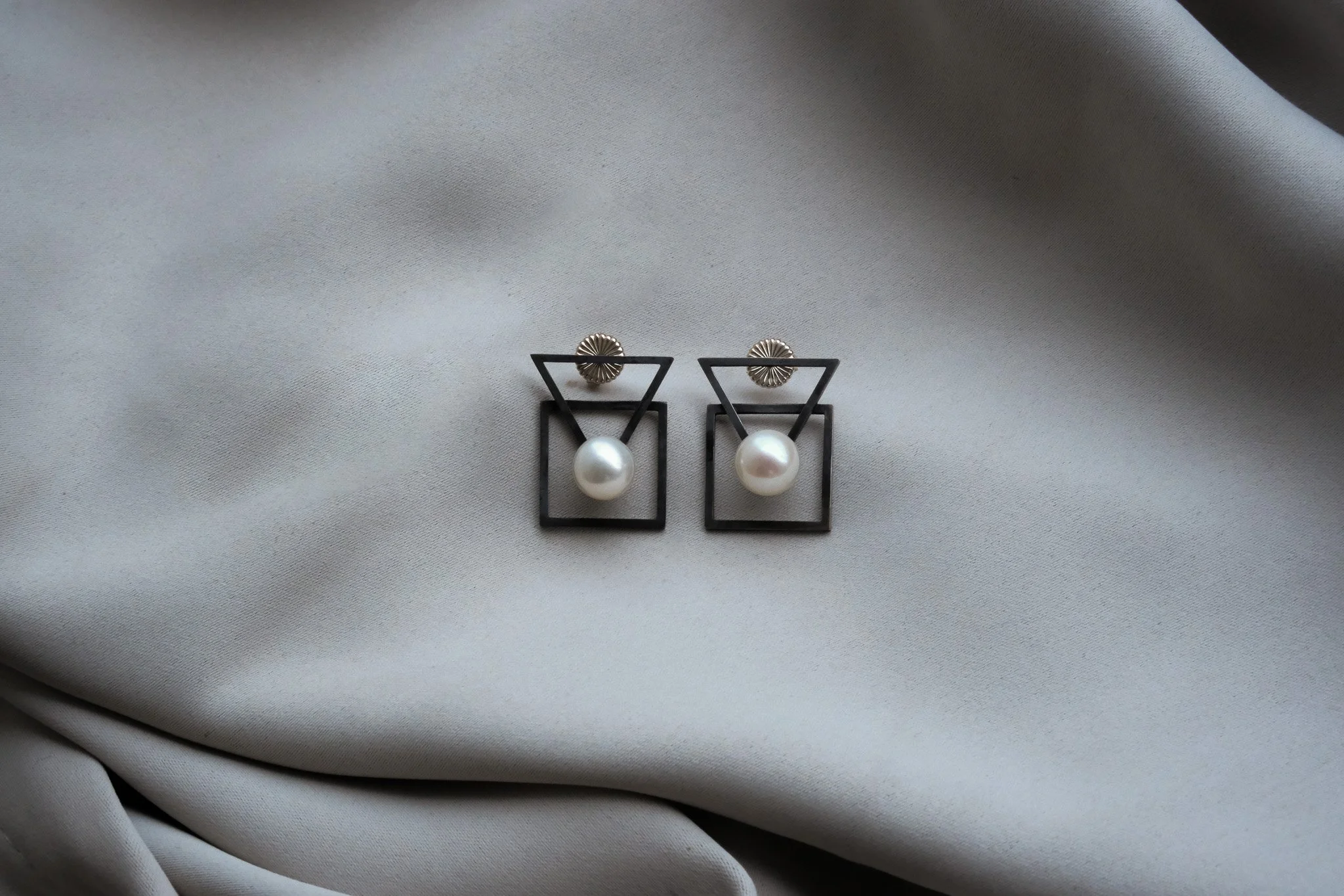 Geomatric Pearl Earrings by Min-Ling Hsieh 09(s).jpg