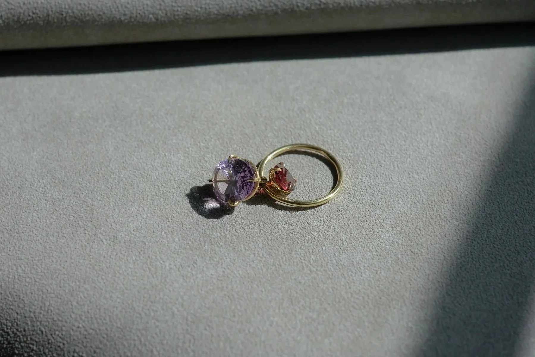 Amethyst+and+Garnet+Pirouette+Ring+by+Belinda+Chang+02.jpg