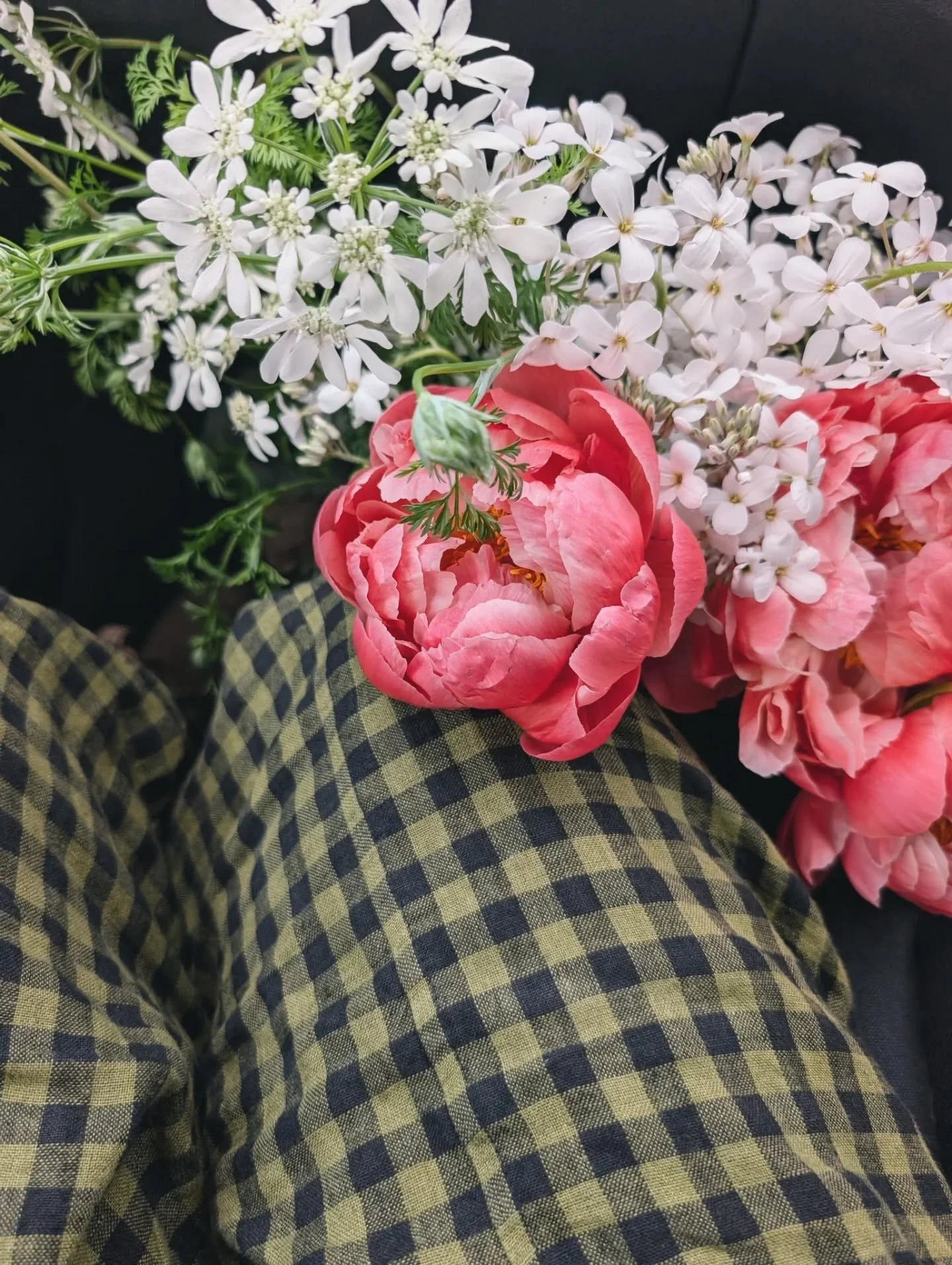 Spring photo dump ✨🩷 

I have been very absent on here but now the flowers are back, so am I!  This is a taster of what the last few weeks have been like...

1. Car flowers on their way to Kent and my beloved @_beyond_nine  Mabel's (I now have 5 pai