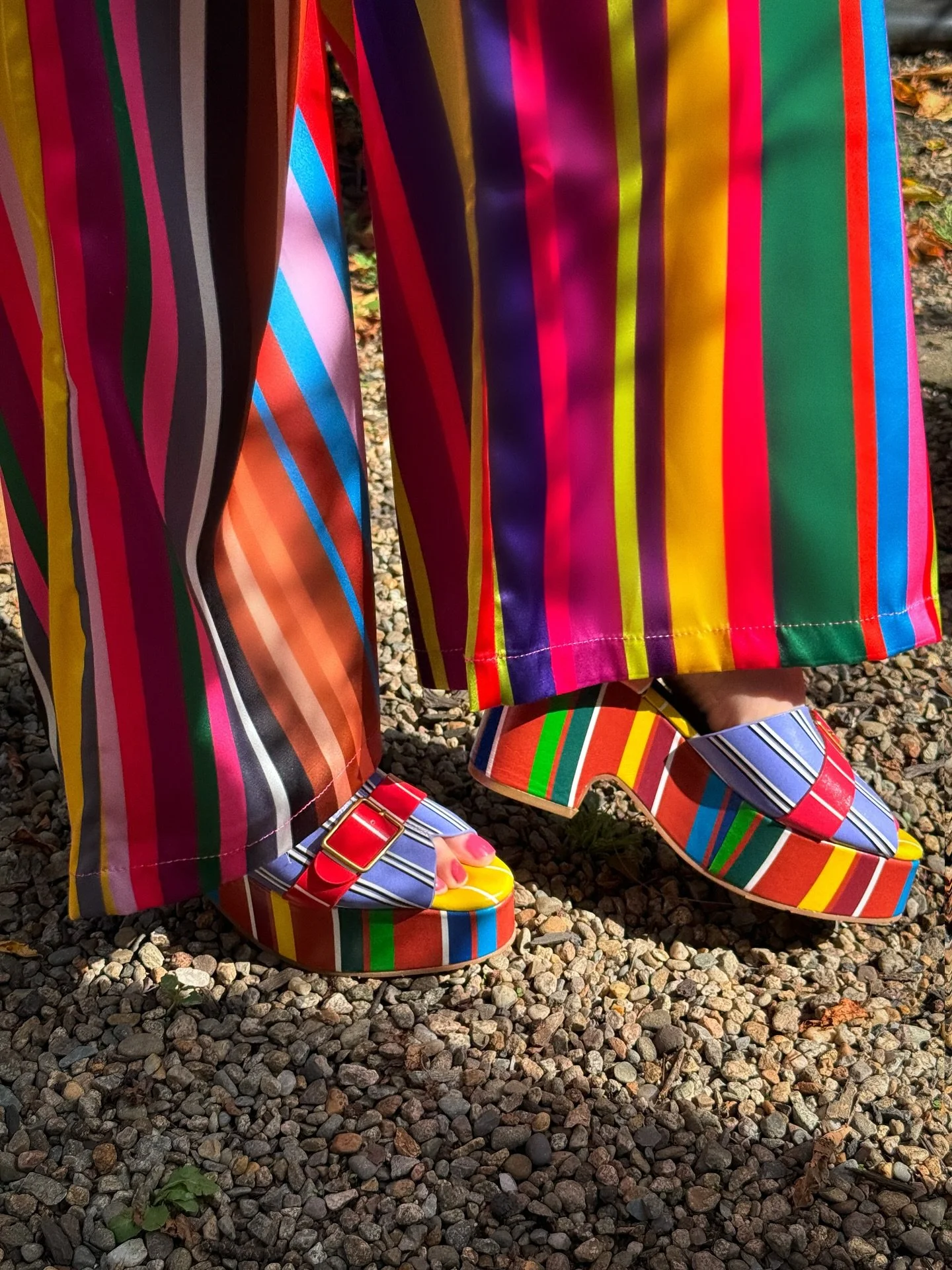 Bless my maximalist heart 🌈 😻🔮💫
@alanakayart pants
@charlottestoneshoes 

#shoes #dopaminedressing #rainbowpants #charlottestoneshoes #alanakayart #debramacki