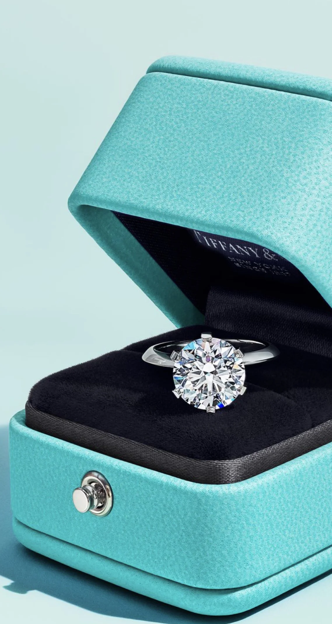 Luxury Brands and their Iconic Colors 