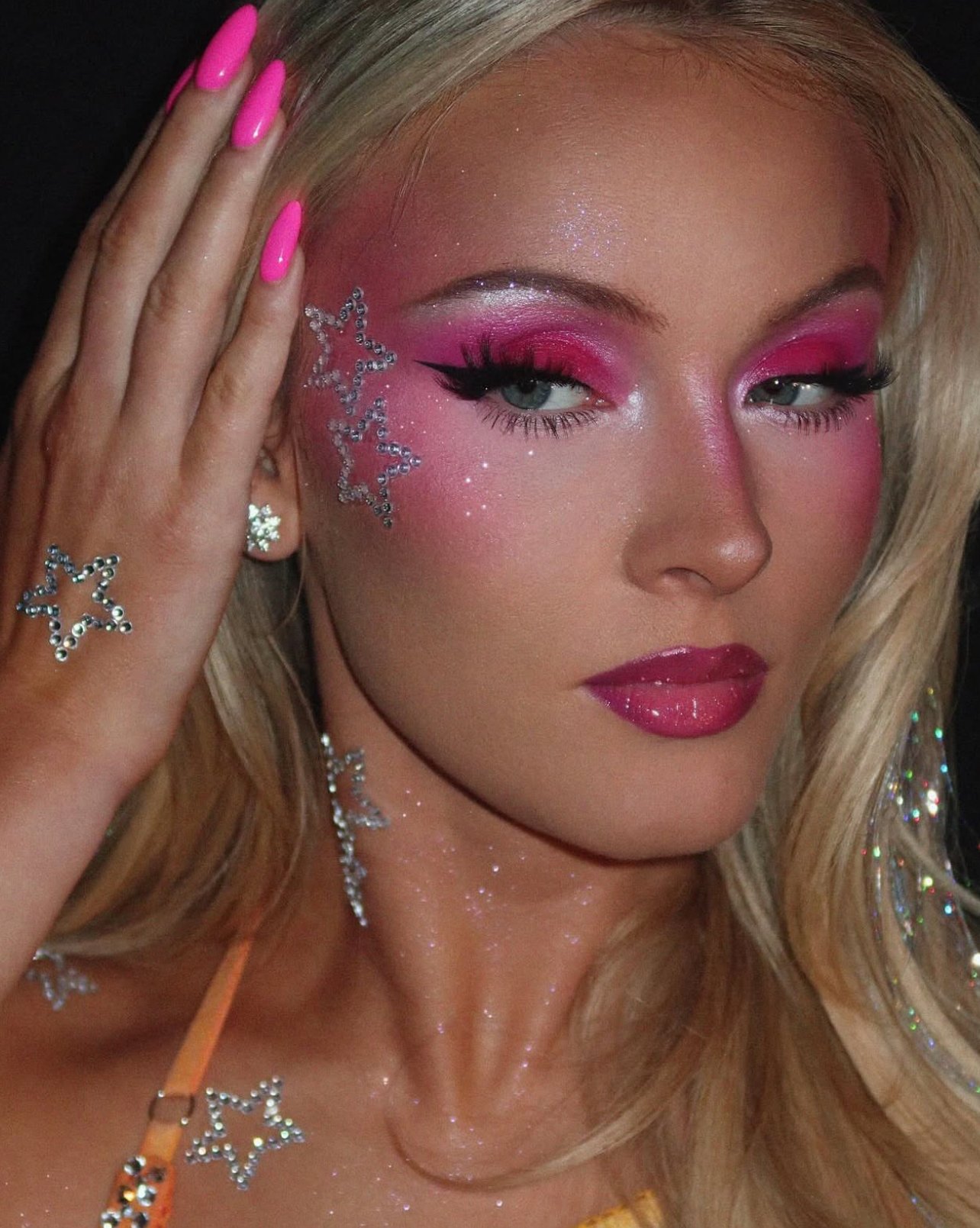 Full glam, bleached brows, and a whole lot of shadow in 2026