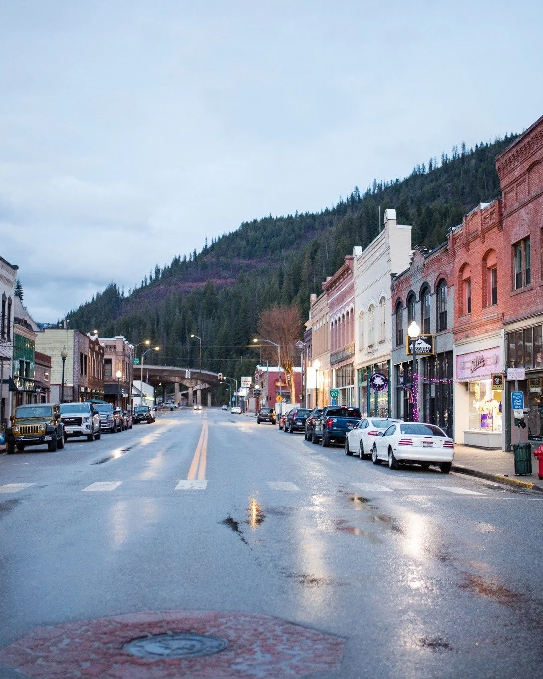🍂✨ Fall under Wallace&rsquo;s spell this season! While the summer crowds fade, our little mountain town comes alive in its own cozy, colorful way. Stroll through historic streets, sip something warm in a local caf&eacute;, explore quirky shops, and 