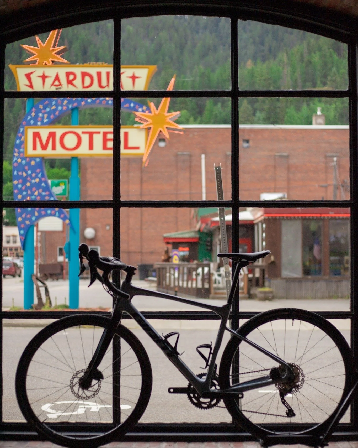 🍂🚴‍♂️ Crisp air, golden leaves, and miles of scenic bliss—fall is the perfect time to explore the Trail of the Coeur d’Alenes. Whether you’re pedaling through quiet forests or coasting along sparkling lakes, this iconic Idaho