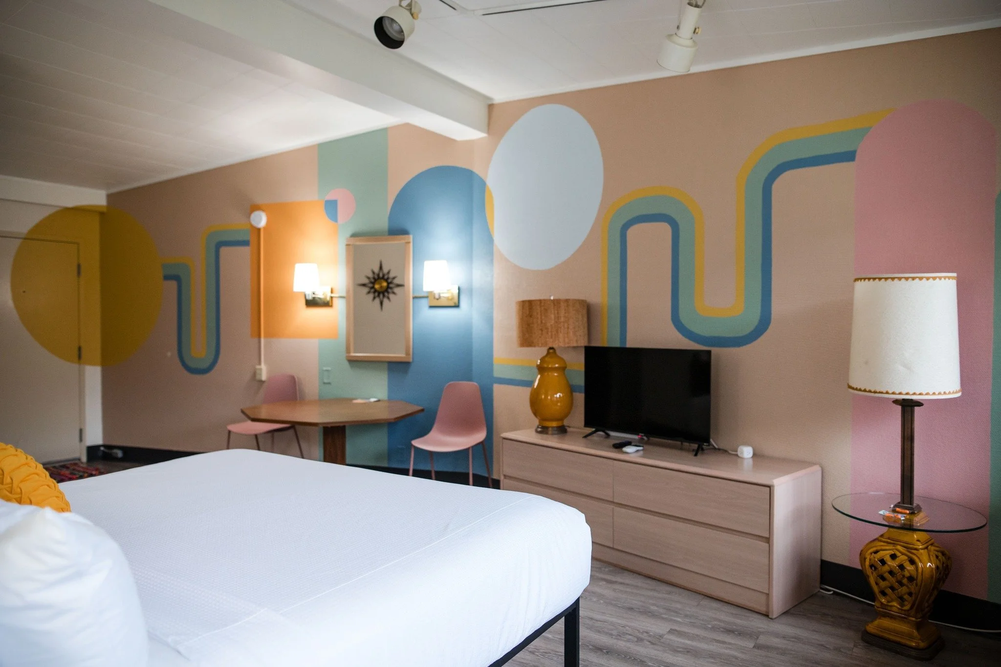 Step into your own time capsule of cool—our perfectly retro rooms are packed with vintage charm, mid-century details, and cozy comfort that never goes out of style.
Go ahead, pretend you’re in a 1960s road trip movie. We won’t tell