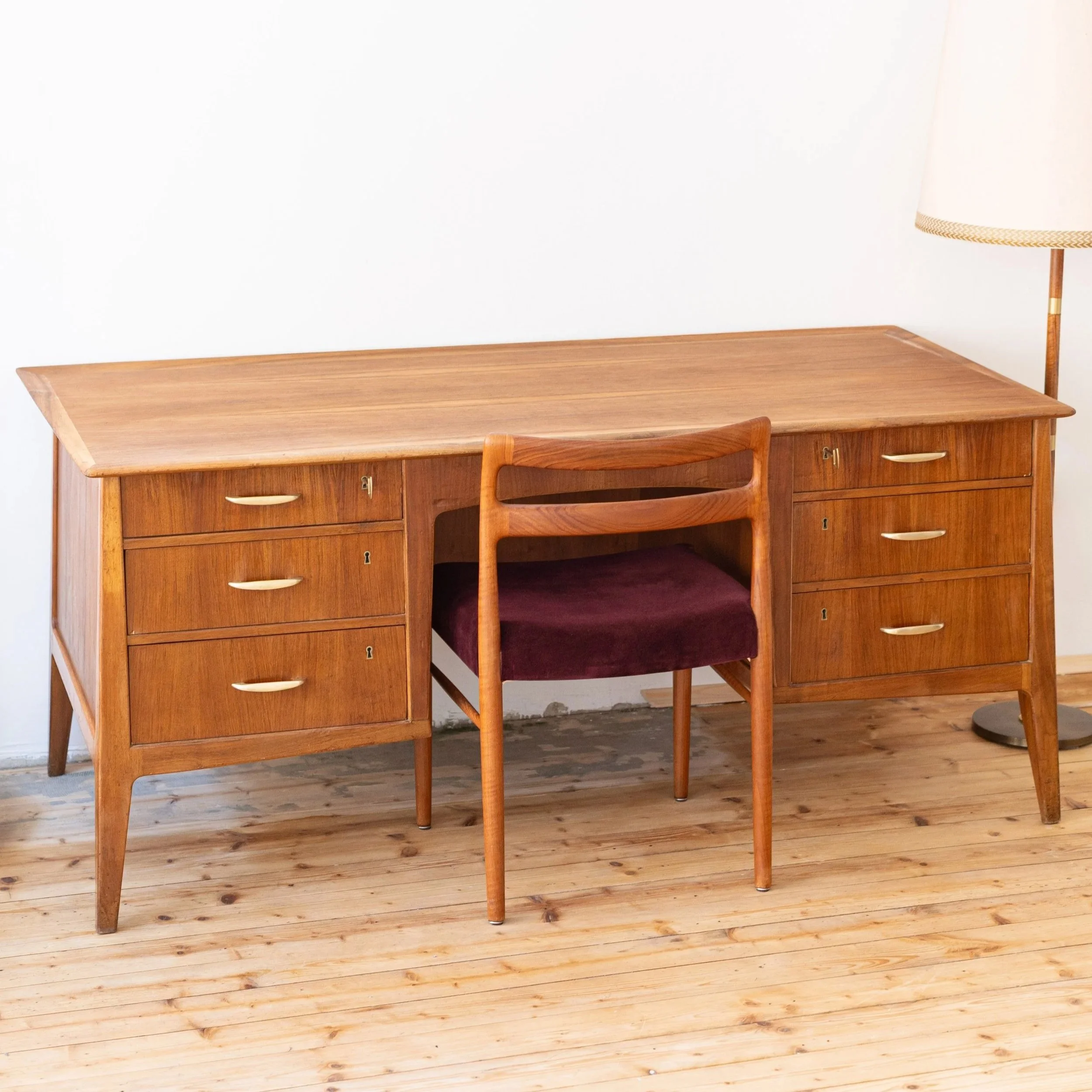 Vintage Schreibtisch in Nuss