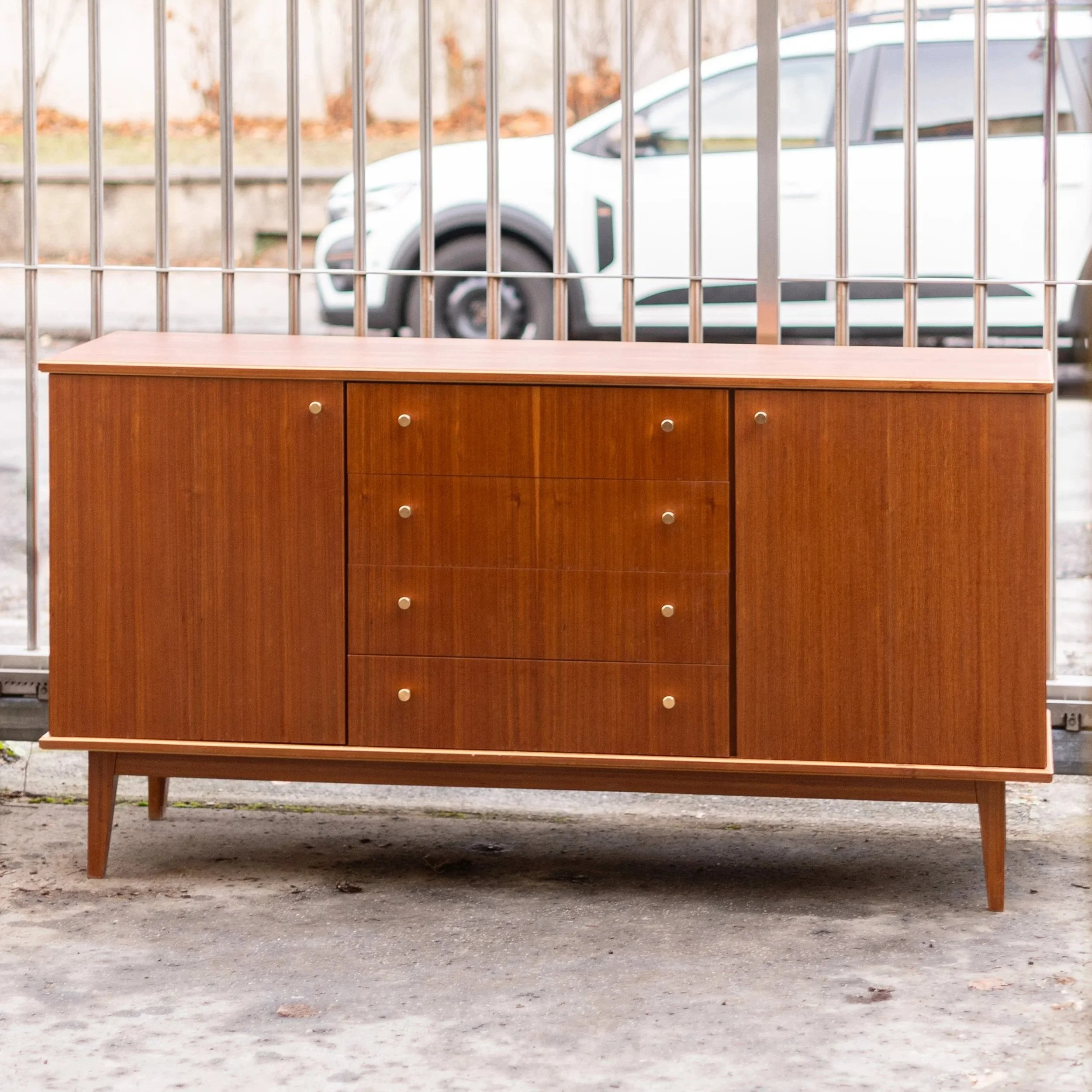 Großes Sidboard in Nuss