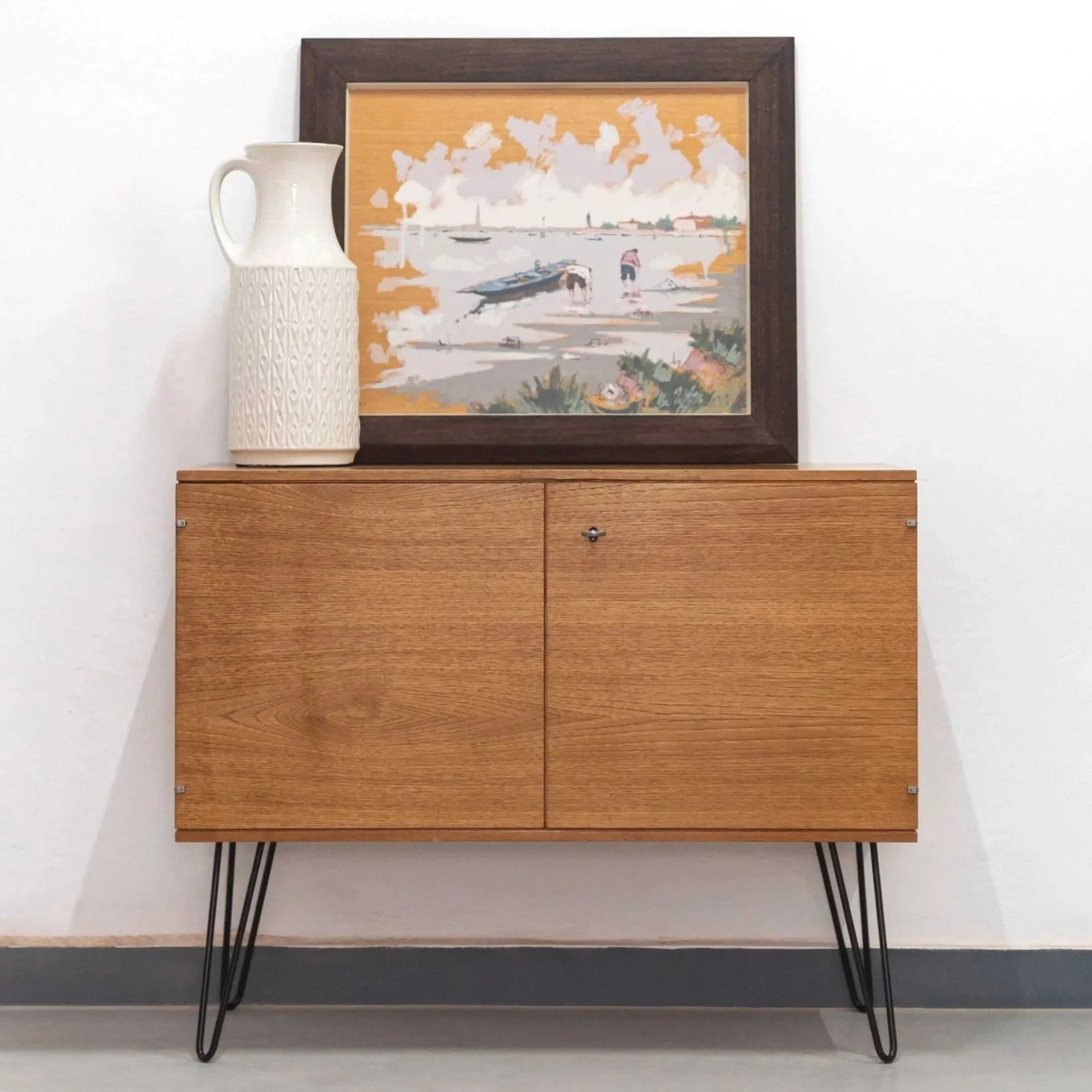 SOLD | Kleines Teak Sideboard mit Hairpin Legs