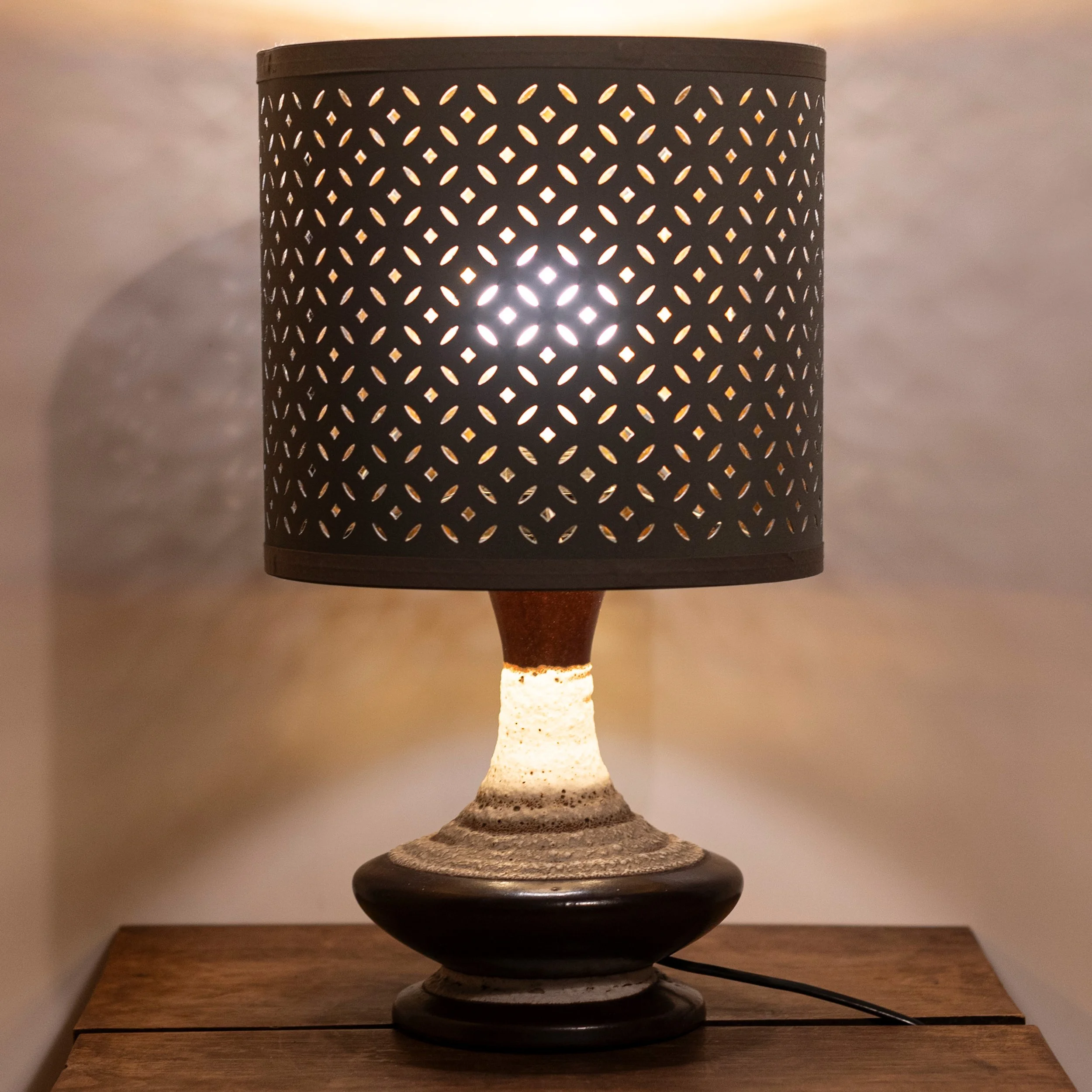Tischlampe mit braunem Keramikfuß