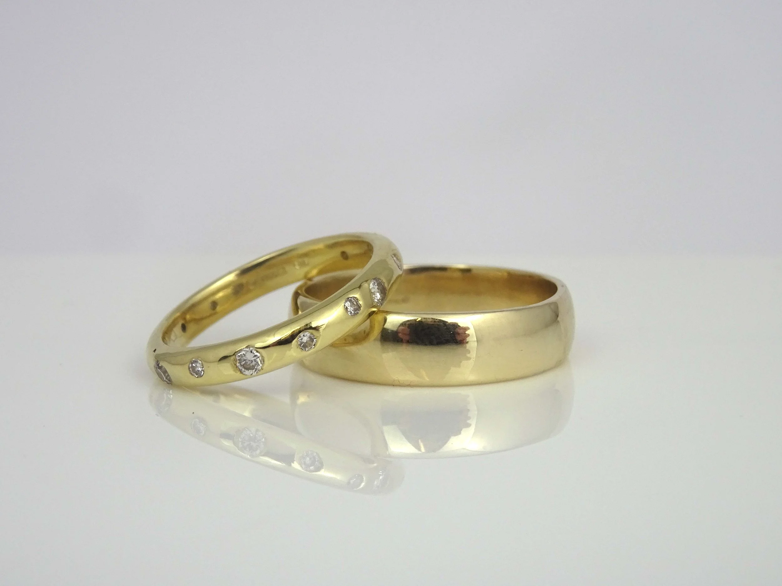 18ct diamond & 9ct gold wedding rings .jpg
