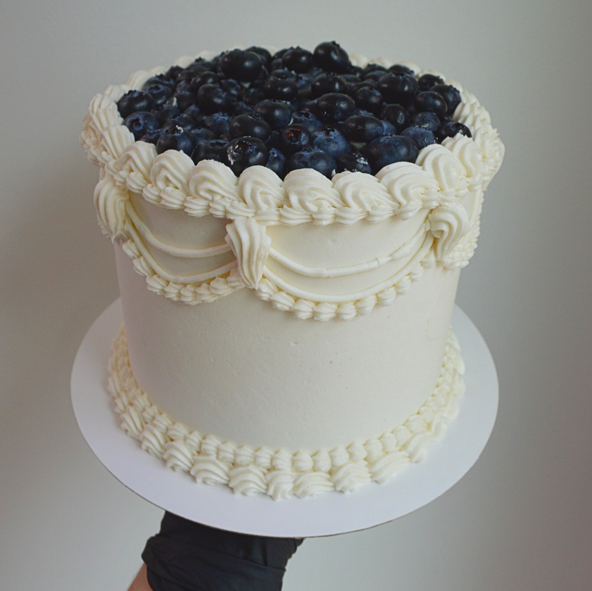 #9. Vintage style cake topped with fresh blueberries.