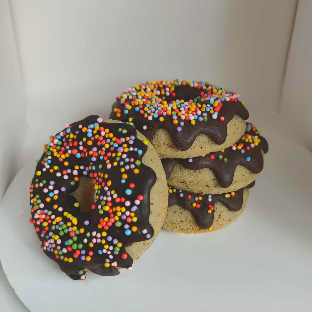 #101. This is a cake made out of cake donuts and cake frosting. We are happy to take out-of-the-box design requests!