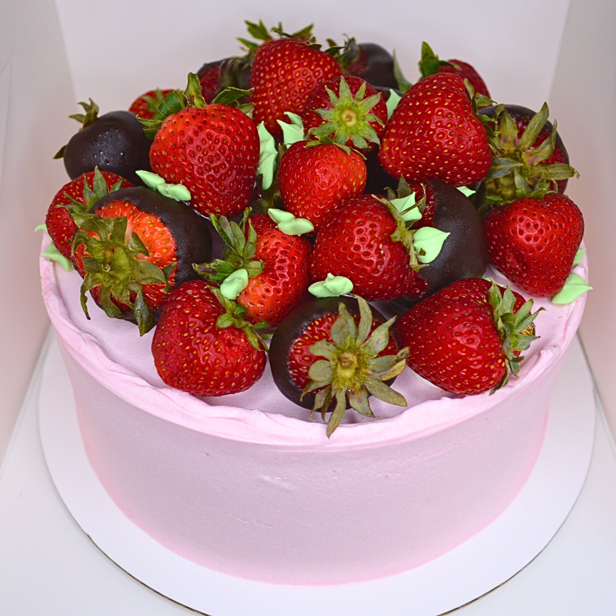#43. Strawberry cake with fresh and chocolate-dipped strawberries
