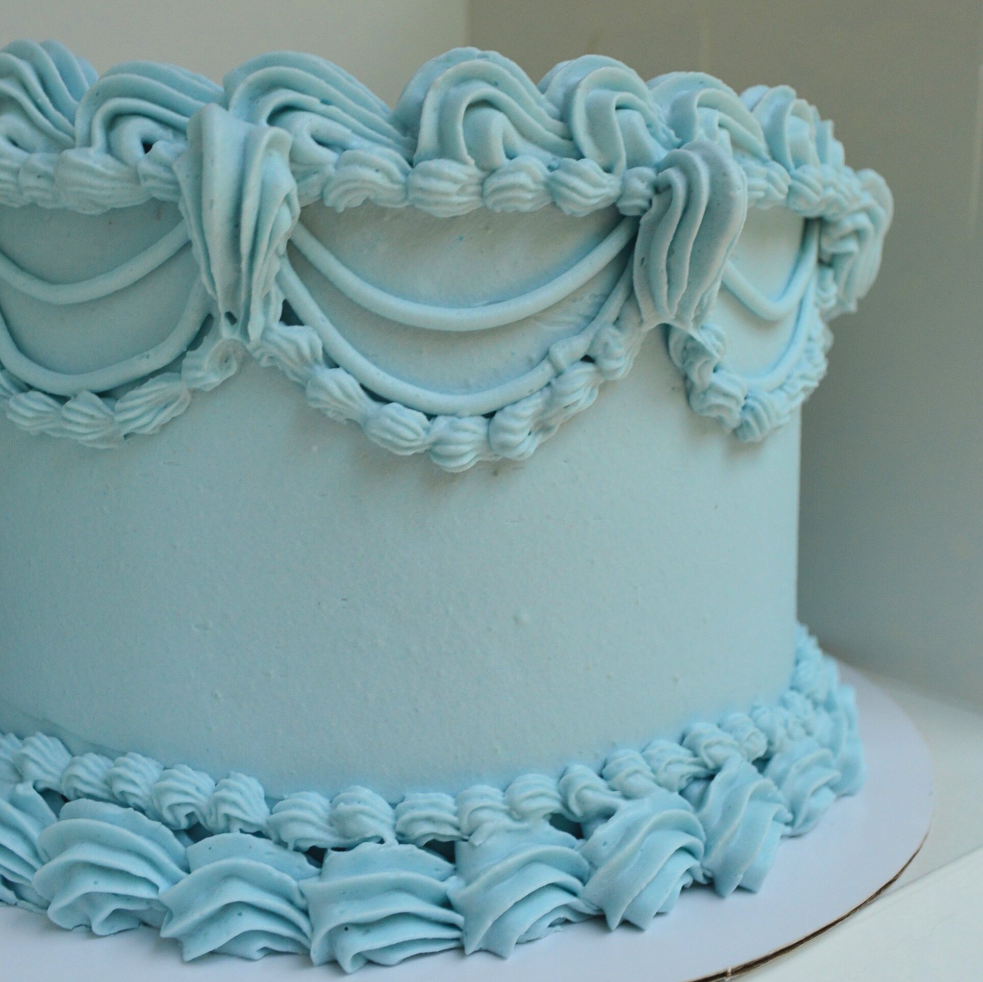 #20. Blue vintage-style cake.