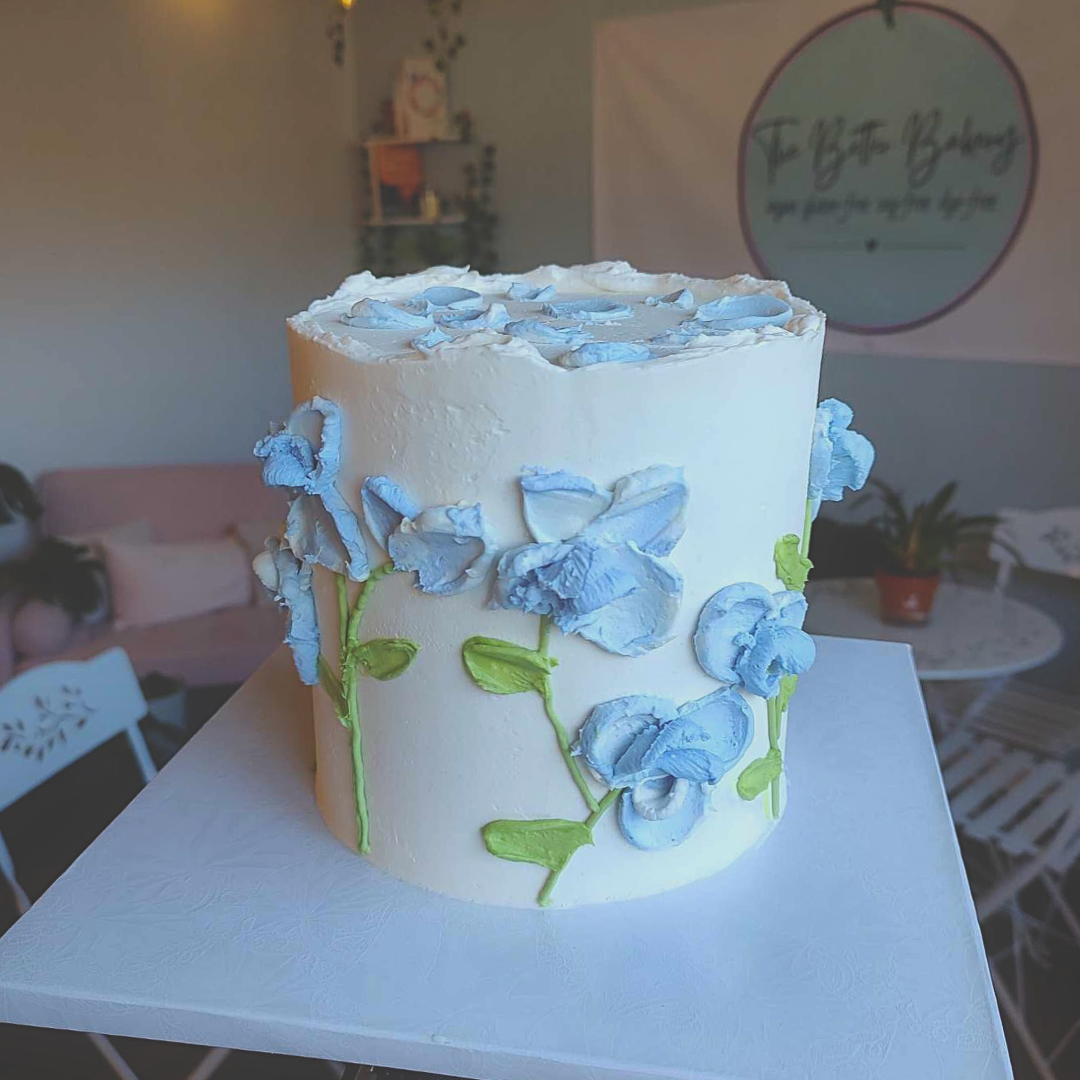 #89. This is a 6" round, 3-layer chunky palette-painted floral cake. Our palette-painted floral cakes can be customized in many different ways.