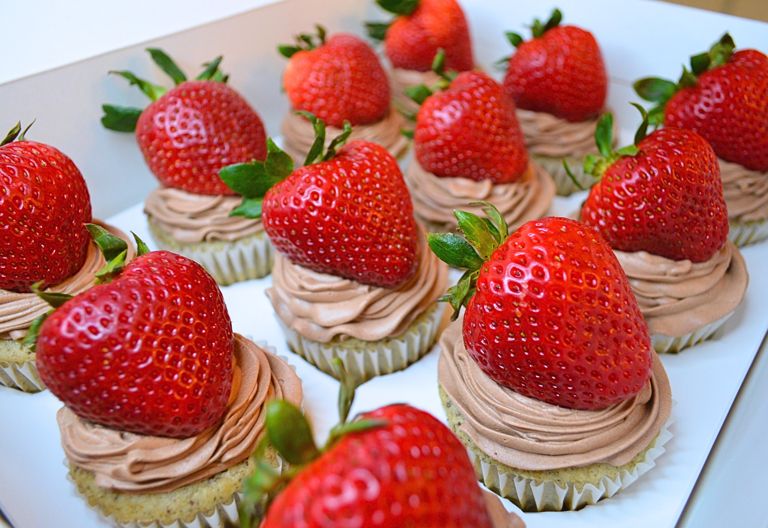 #44. Vanilla cupcakes with chocolate frosting and fresh strawberries