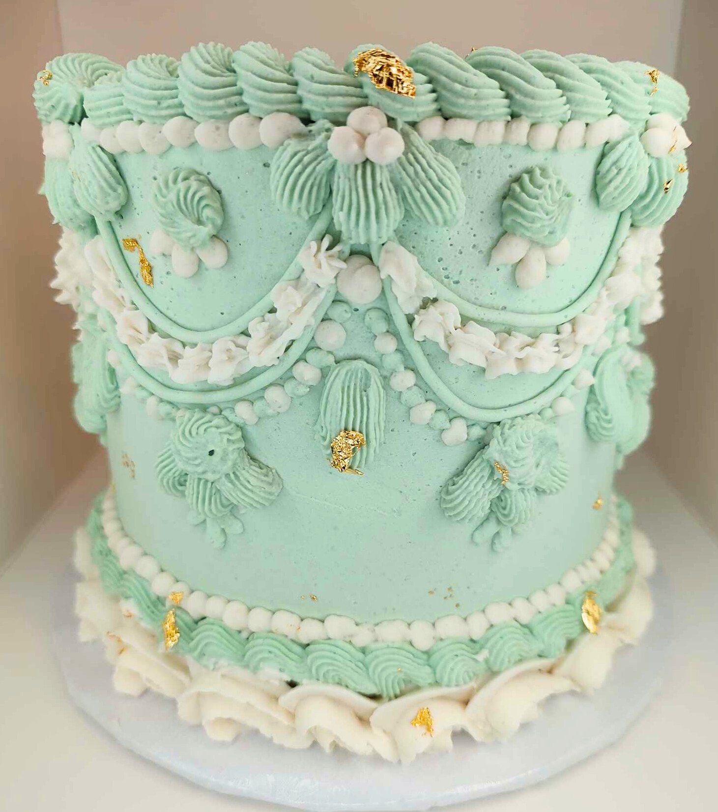 #11. Vintage style cake with extra frills and edible gold foil.