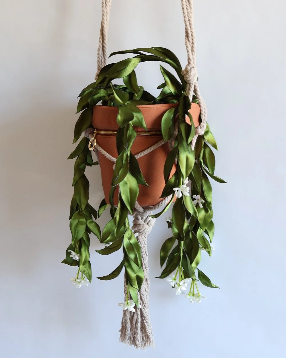 🪴Potted Plant Purse! 🪴 I&rsquo;m soooo excited to finally share this commission with you! The client reached out to me about a potted plant purse and I could immediately see her vision.

She wanted a macrame holder to act as a crossbody strap, and 