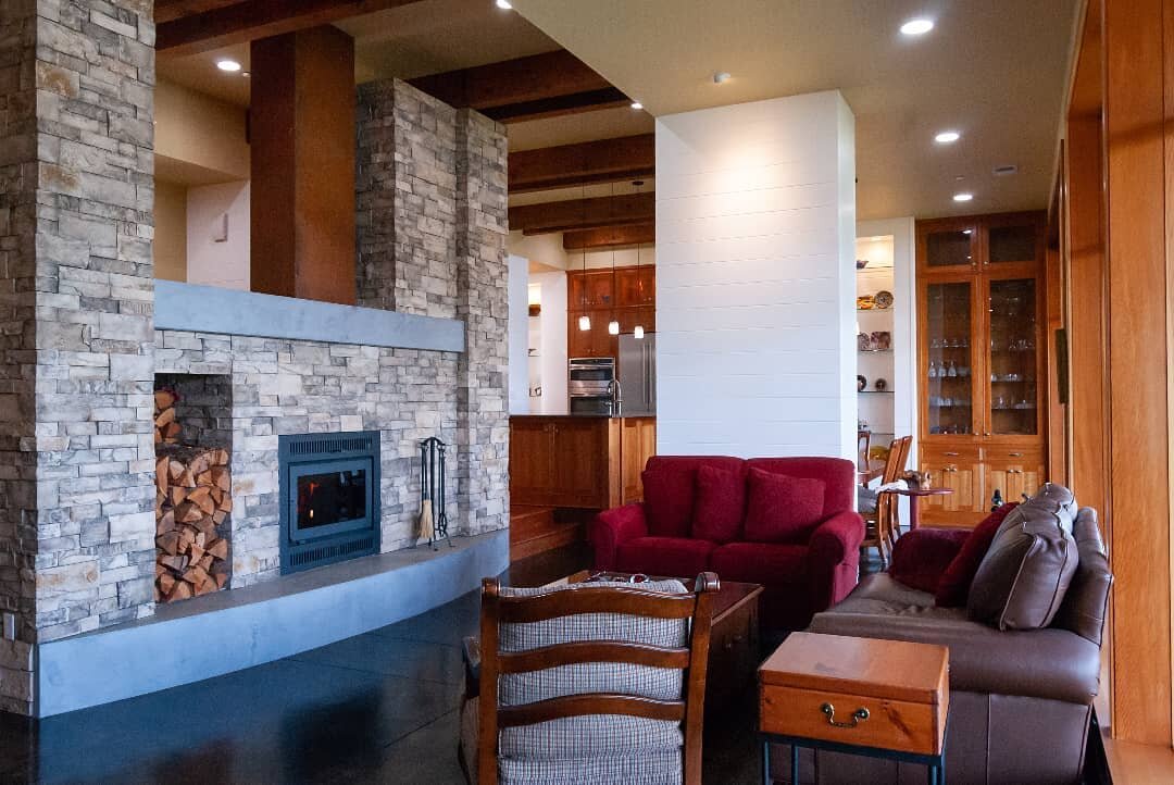 Cozy living room connecting the kitchen and game room 🔥🎱 Architectural design by Laroy Gant