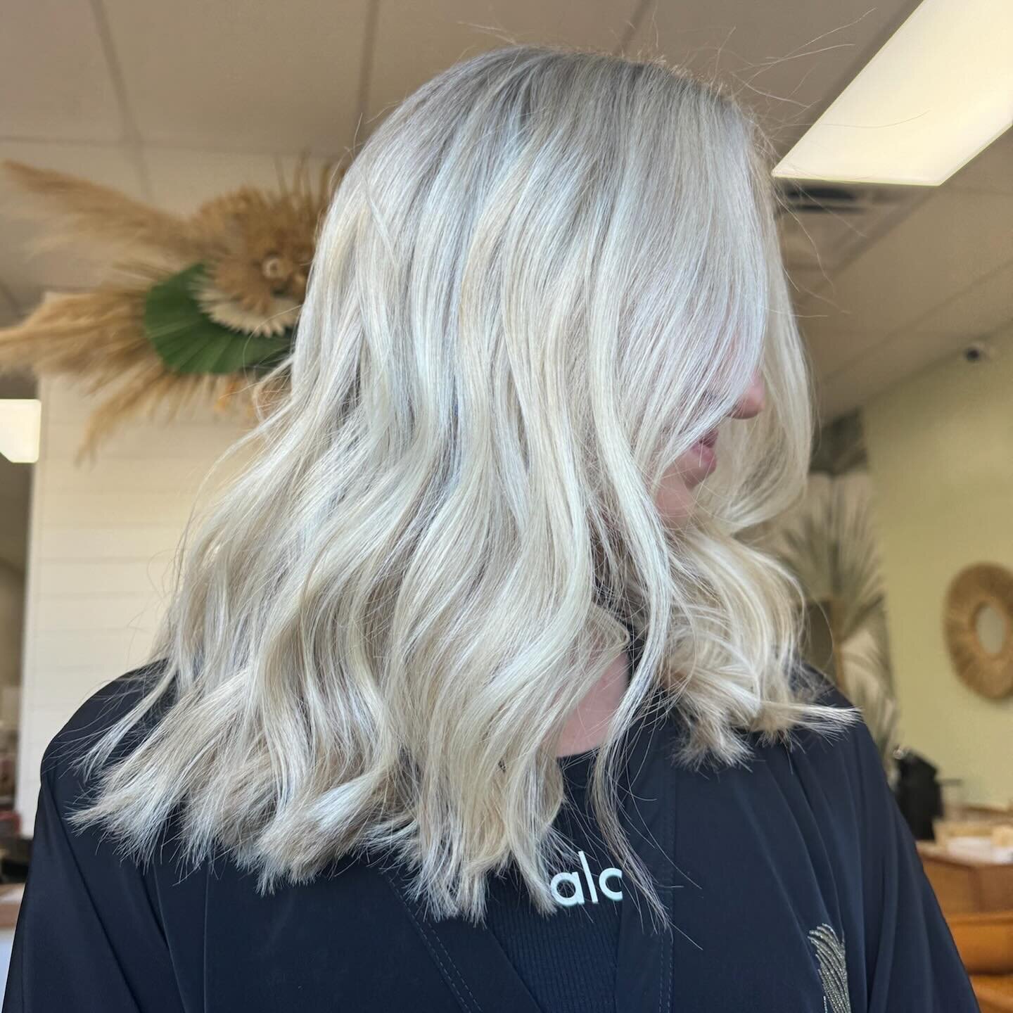 This week is off to a bright start with this gorgeous blonde by @cait.sunkissedhairloft ☀️

Whether you&rsquo;re a platinum blonde or prefer a more natural lived-in color, our stylists love helping you reach your hair goals.

Our team shines just as 