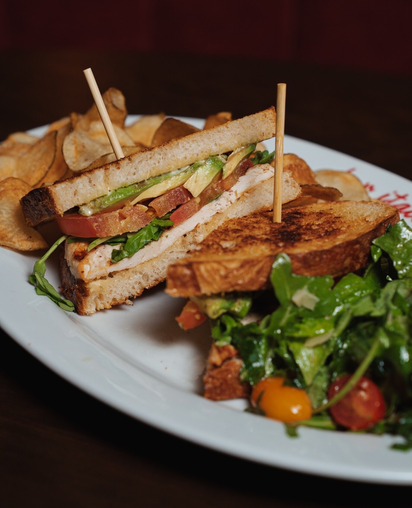 Your Tuesday afternoon bite 👏⁠
⁠
GRILLED LEMON CHICKEN⁠
grilled chicken, avocado, arugula, roma tomato, lemon aioli⁠
.⁠
.⁠
.⁠
.⁠
#baritalia #cleveland #beachwoodohio #lakewoodohio #orlandoflorida #italianfood #italiancuisine #foodlover #restaurant #